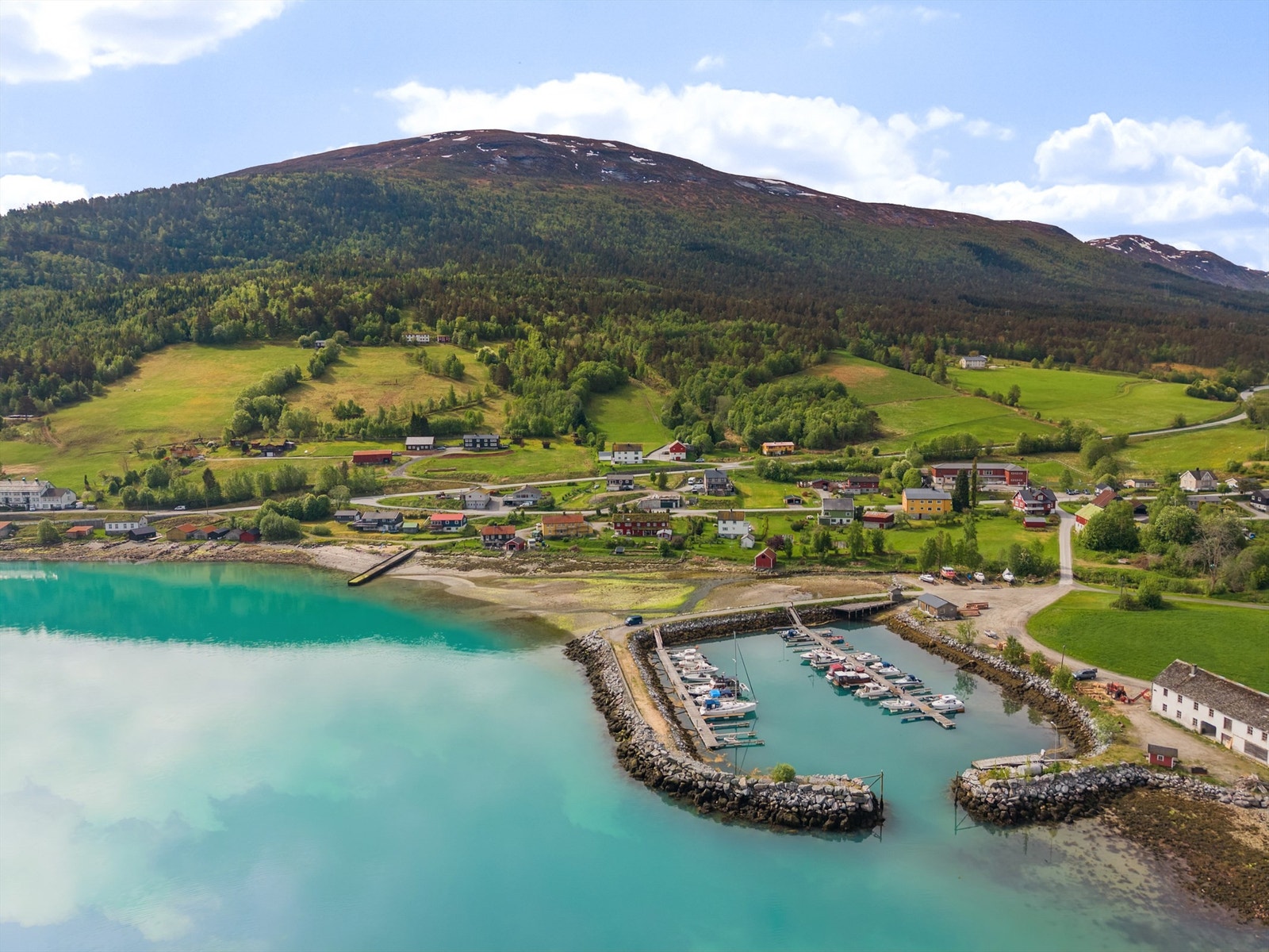 Vakre Eidsøra med småbåthavn, gapahuk og badestrand. Meisalfjellet bak med fiskevann og flotte turmuligheter! Galleribilde