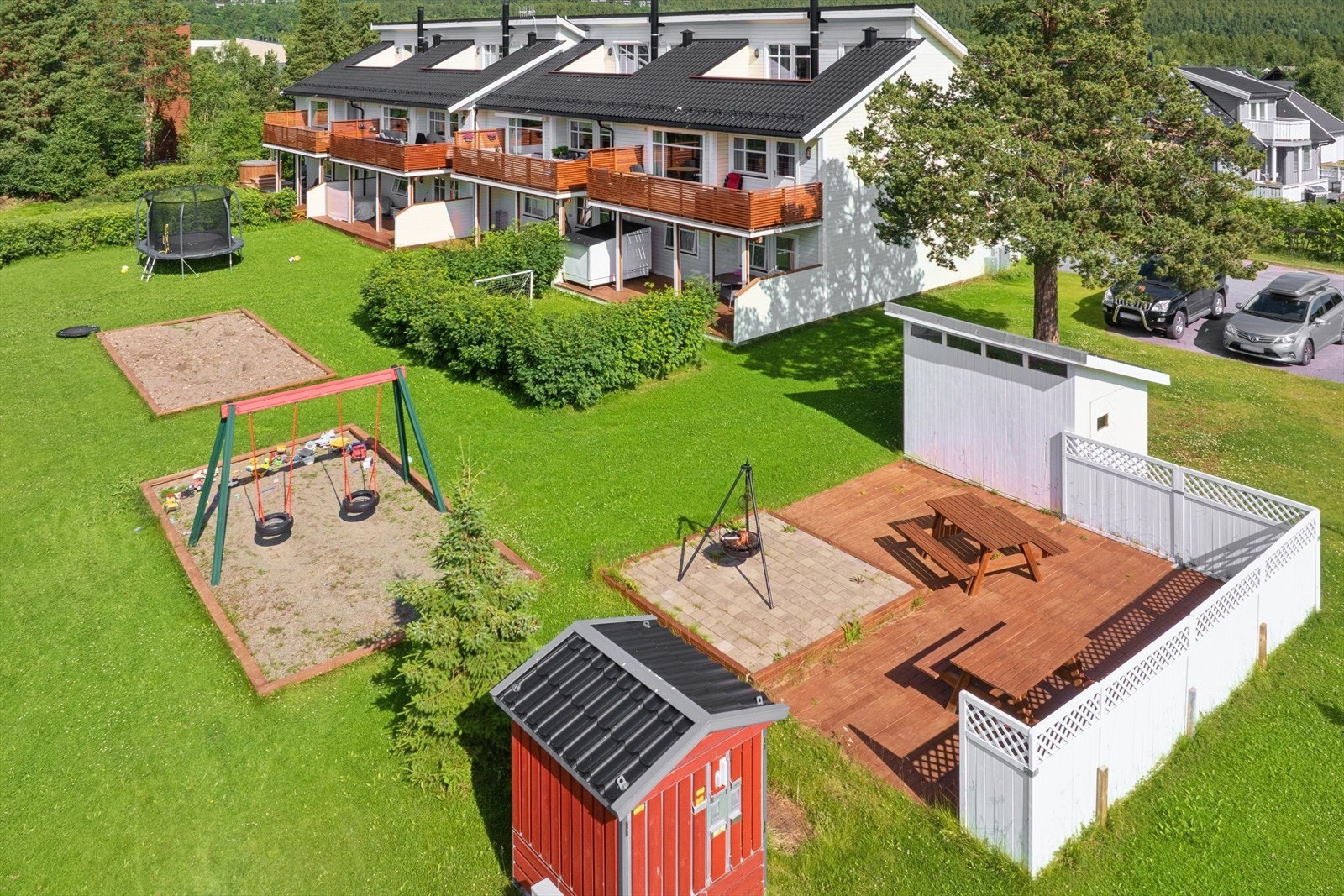 Fellesarealene er pent opparbeidet med lekeplass og sittegrupper. Galleribilde