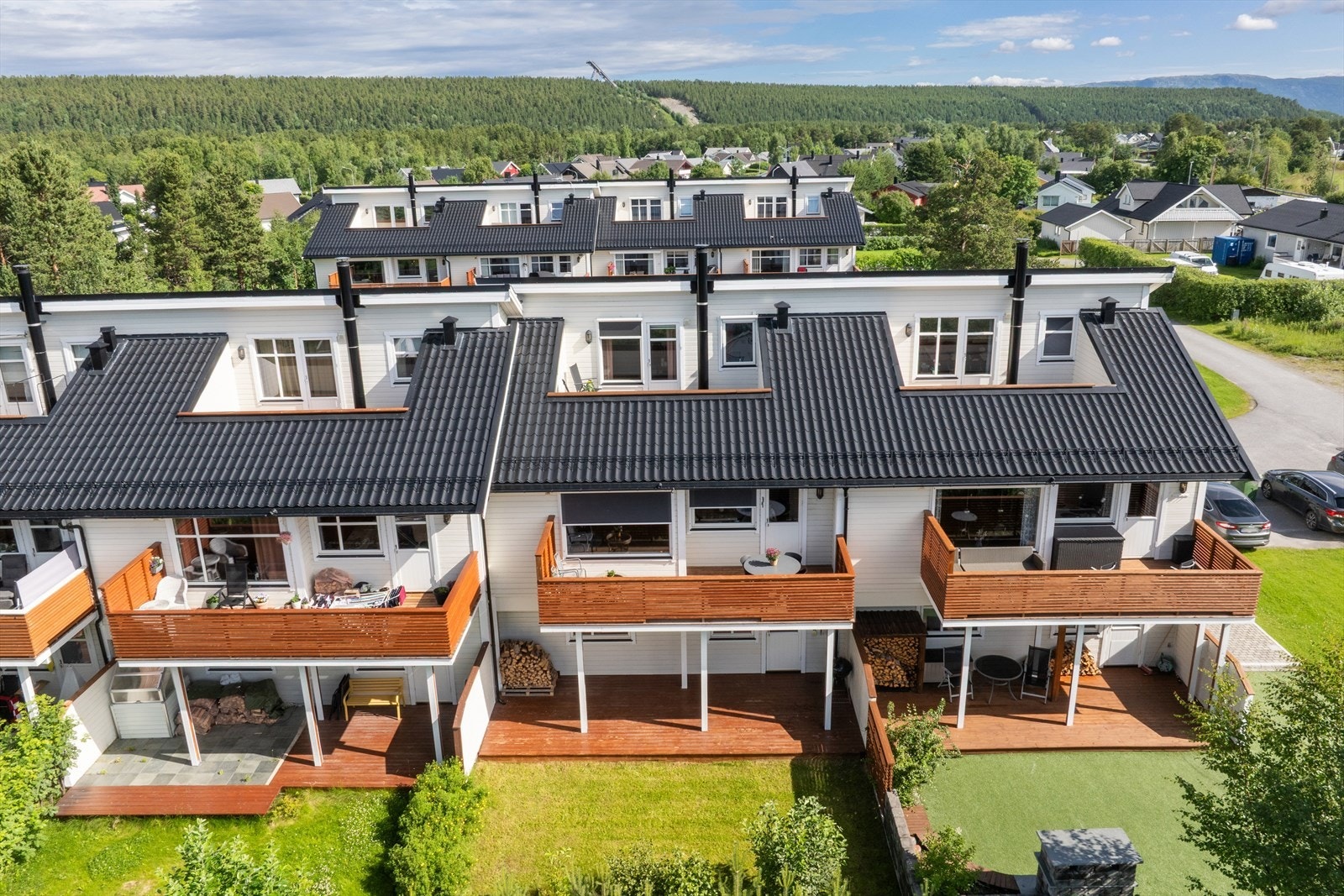 Velkommen til Rypebærveien 18! - Et innholdsrikt rekkehus over tre plan med flere uteplasser og integrert garasje. Galleribilde