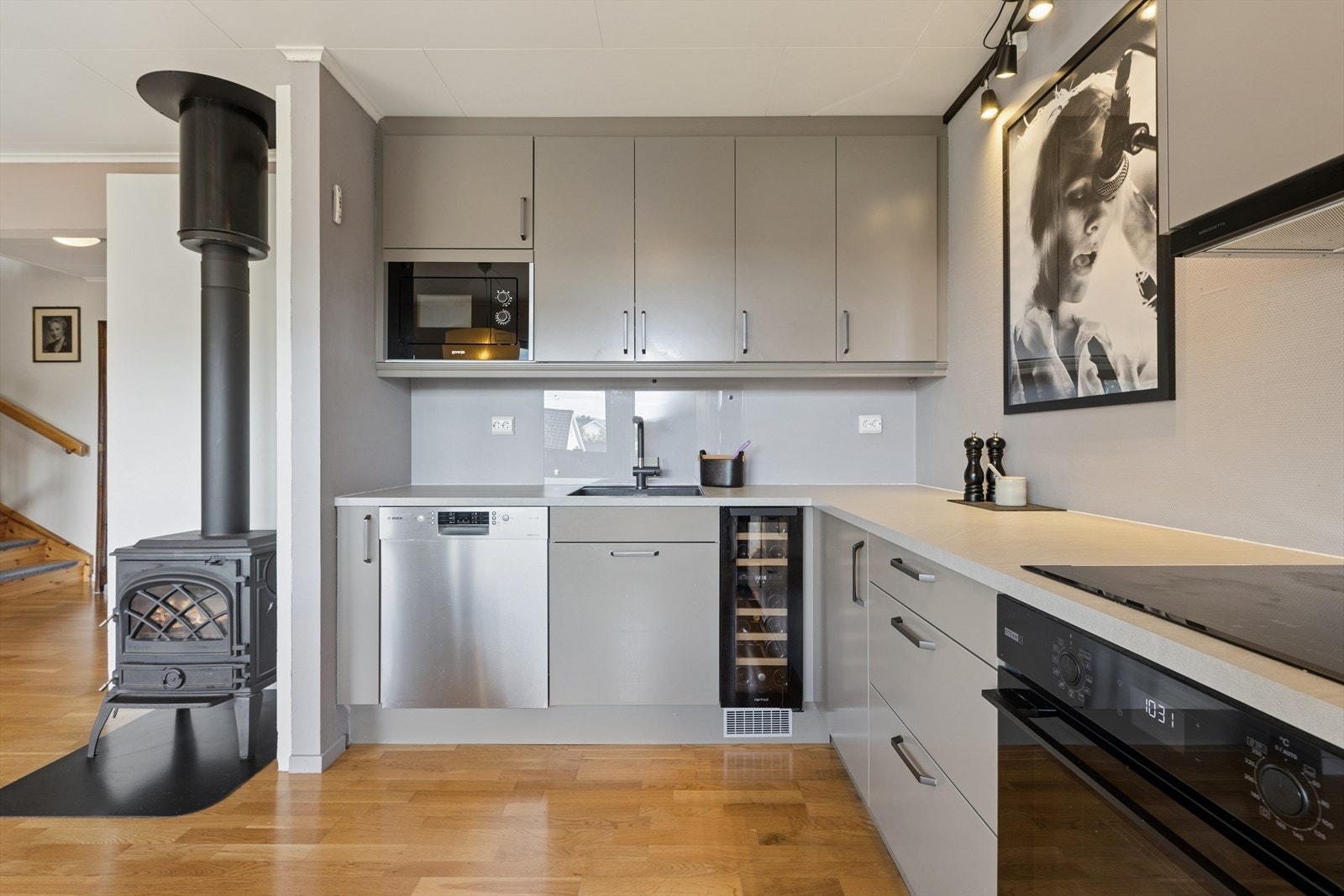 Benkeplate i laminat og glatte fronter gir et stilrent uttrykk. Galleribilde
