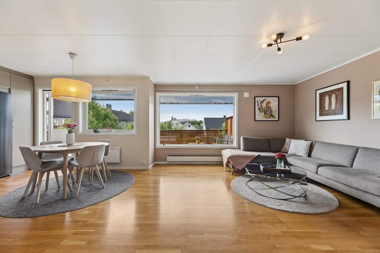Stua er et romslig og sosialt oppholdsrom, med god plass til både spiseplass og sofakroken. Galleribilde
