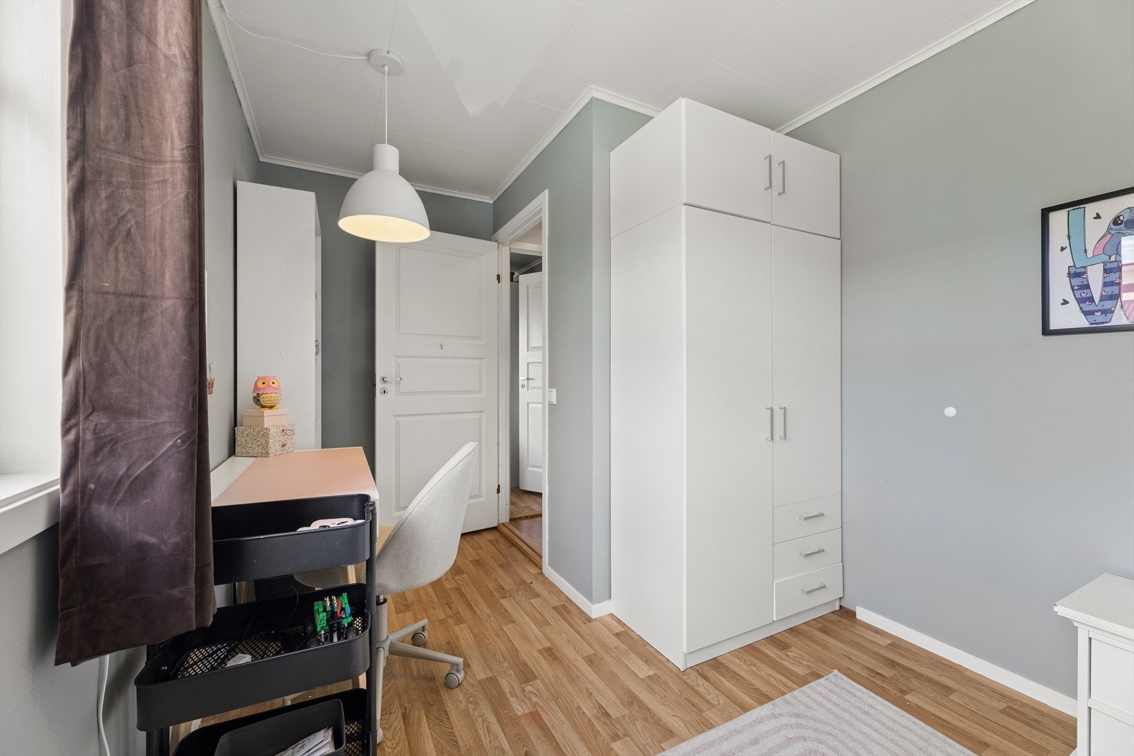 Dette soverommet har god plass til seng, skrivepult og garderobeløsninger. Galleribilde