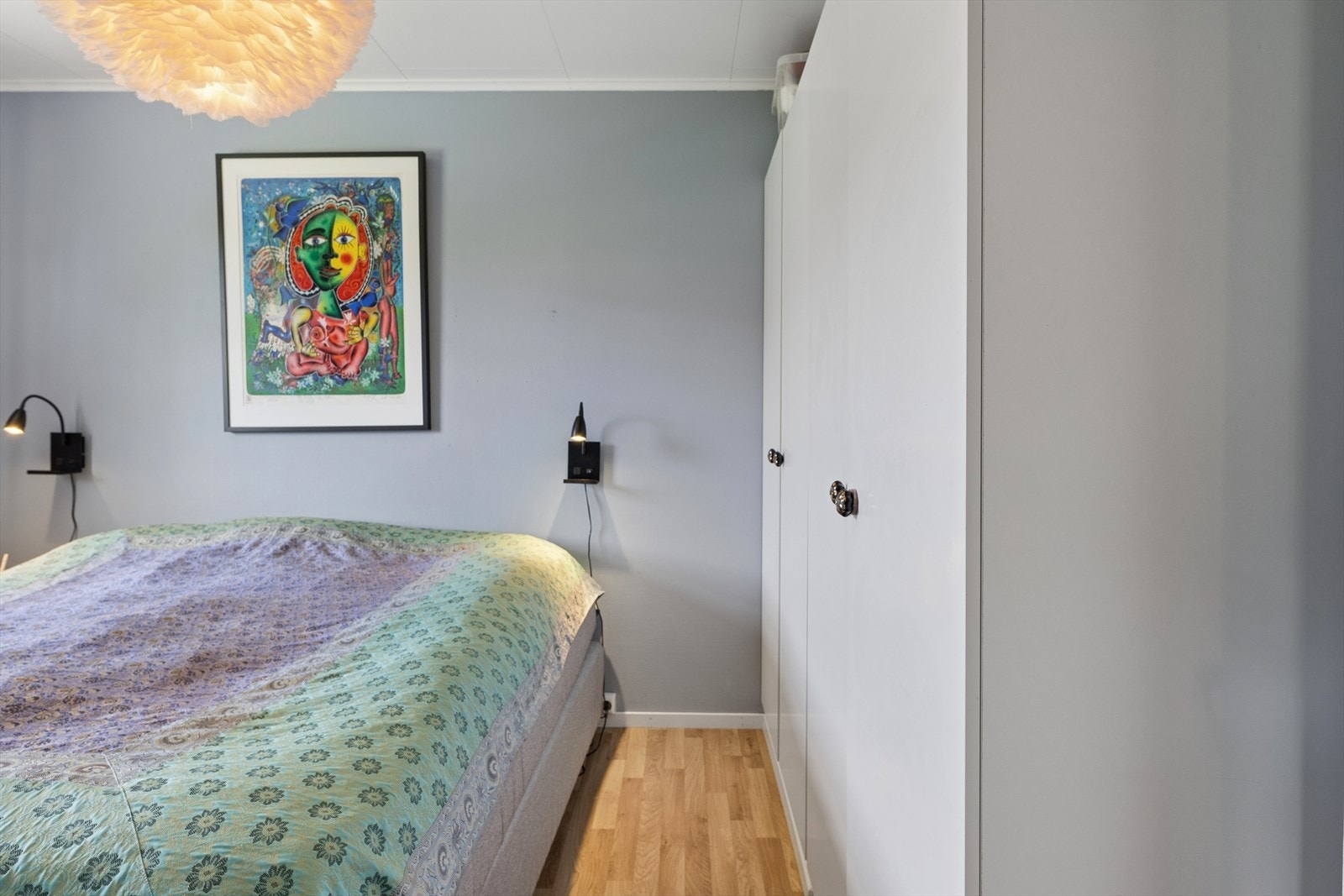 Rommet har god plass til dobbelt garderobeskap. Galleribilde