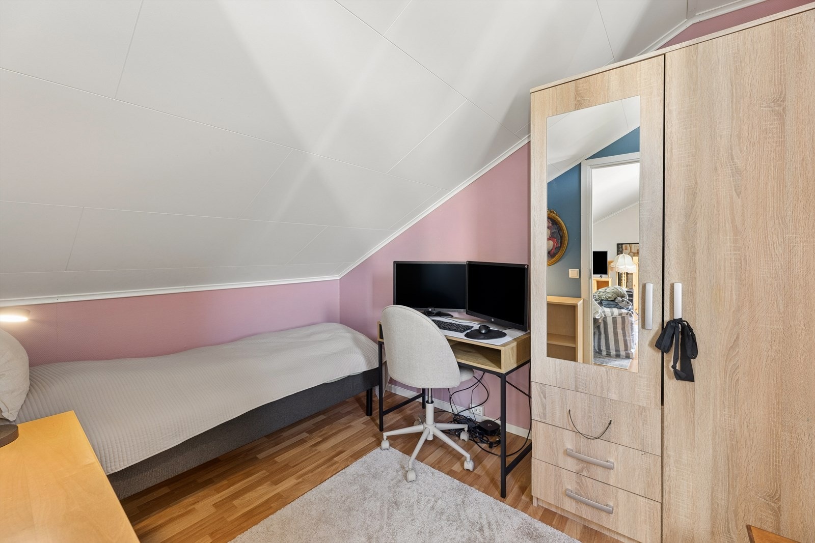 Loftetasjen har et eget soverom - Ypperlig plass for ungdommen i huset! Galleribilde