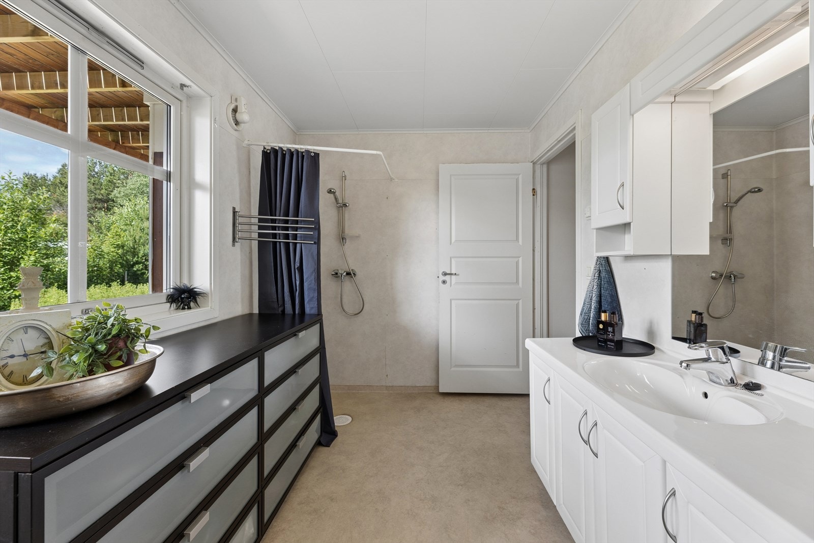 Stort vaskerom i 1.etasje, med belegg på gulv og dusjmuligheter. Eldre vaskerom med behov for renovering. Galleribilde