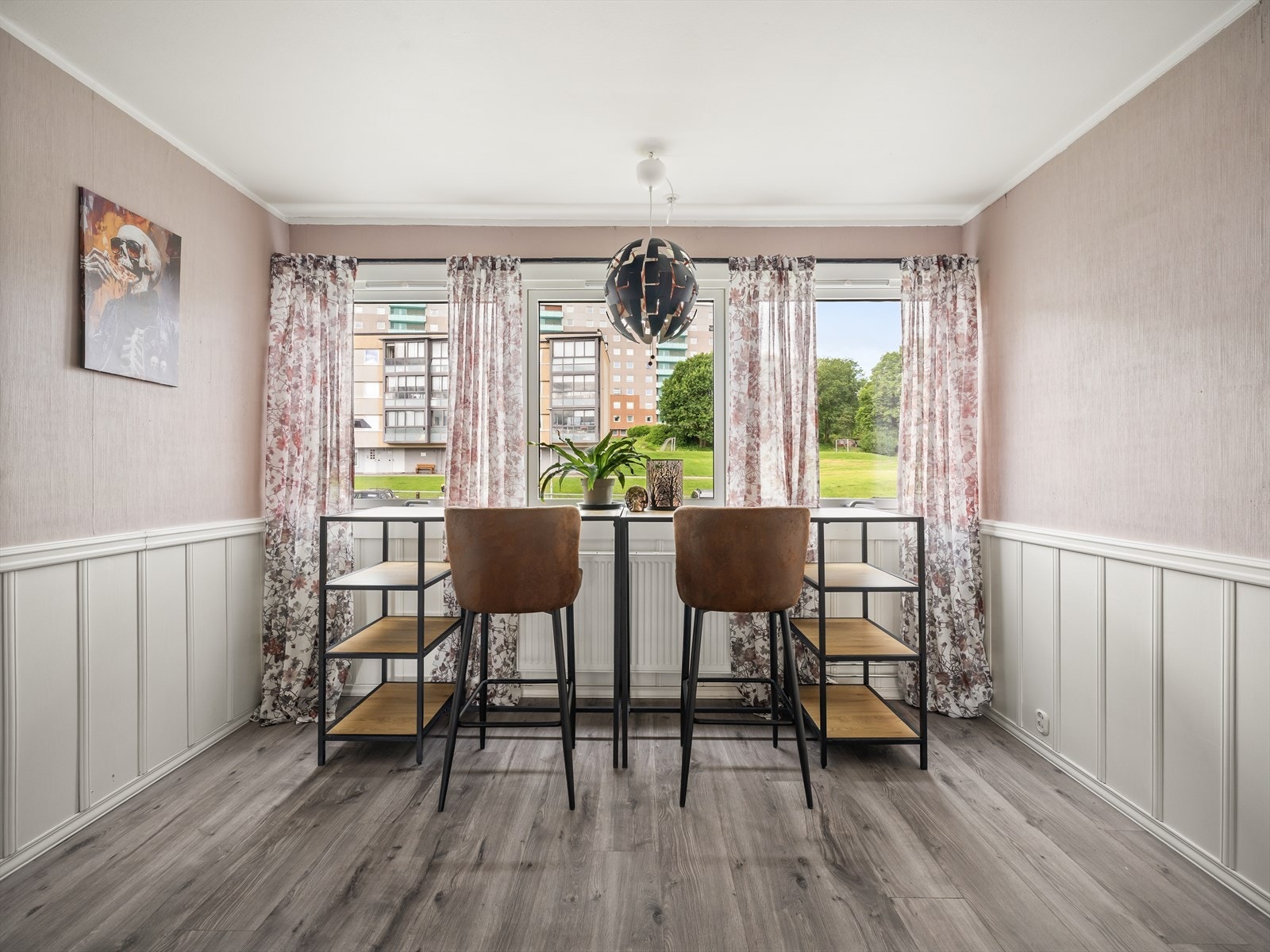 Spisestuen gir gode muligheter for å invitere flere gjester til hyggelige måltid! Galleribilde