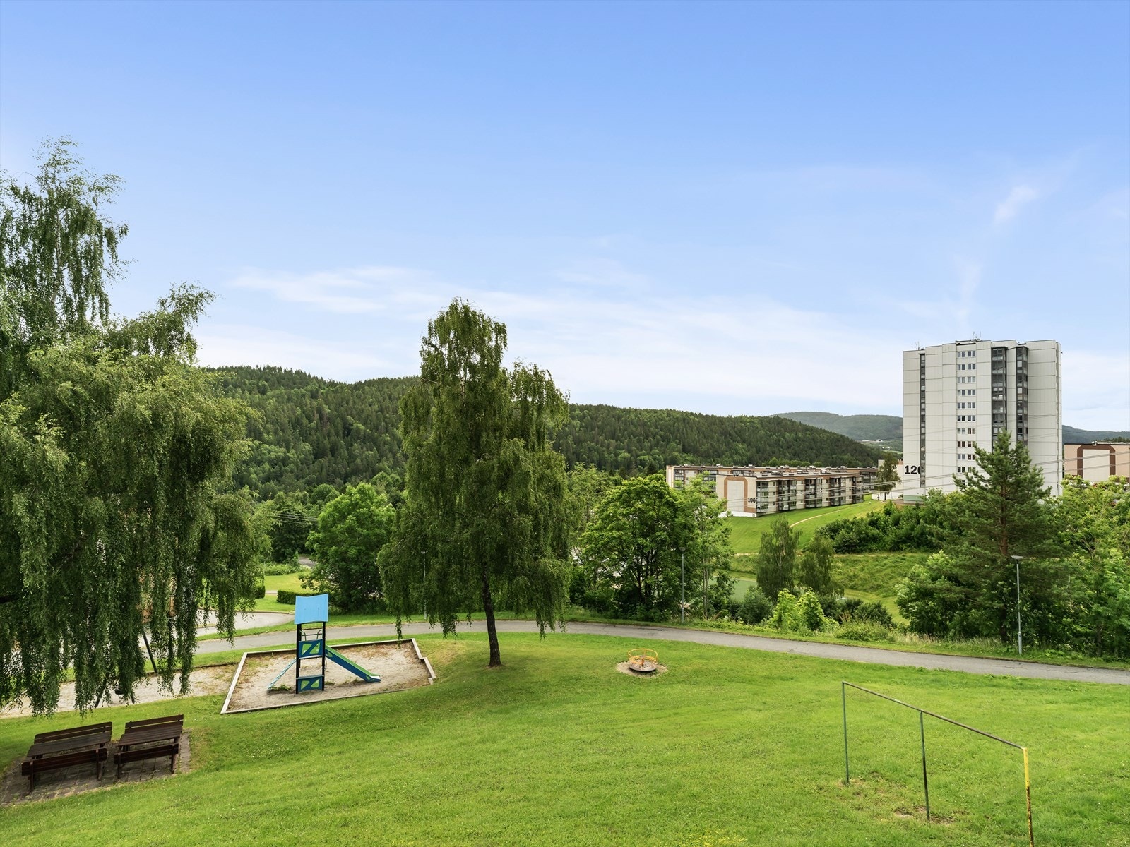 Hyggelige fellesarealer med bla. benker, beplanting og lekeplass! Galleribilde