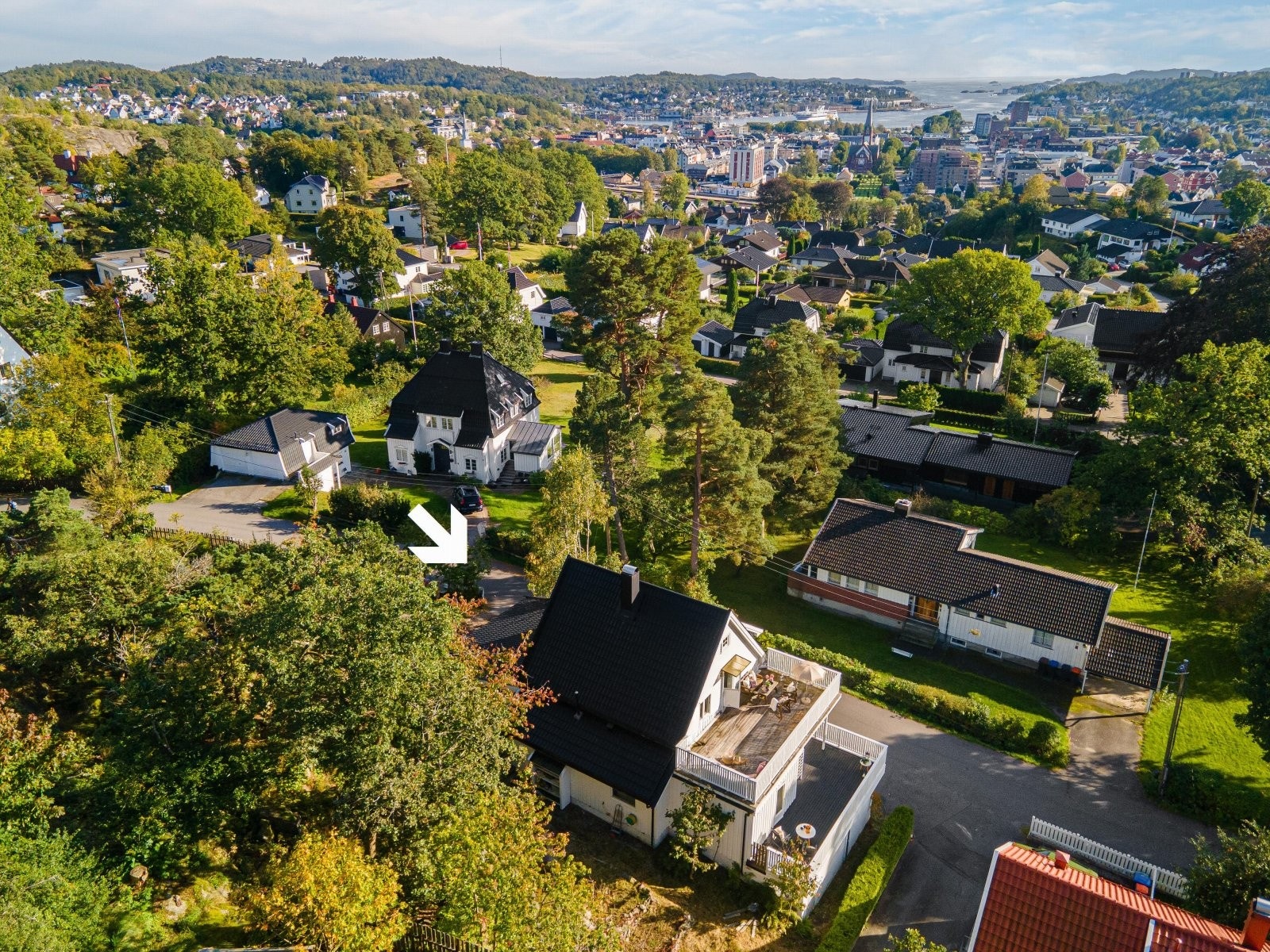 Et stille og barnevennlig område med kort vei til flotte Midtåsen. Fra eiendommen er det gangavstand til sentrum, togstasjonen, Sande barneskole, Breidablikk ungdomsskole, Sandefjord videregående skole og barnehager. Galleribilde