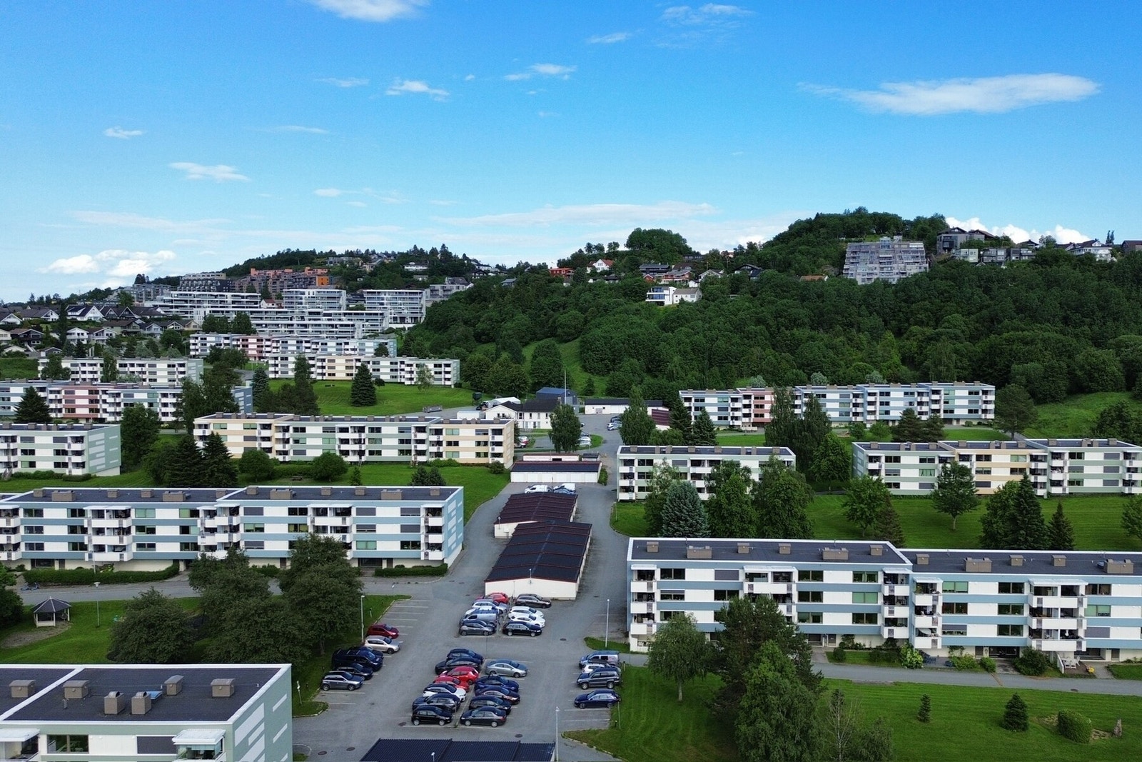 Borettslaget har selskapslokalet Kaaret , som kan leies av beboerne til både store og små arrangementer. Galleribilde