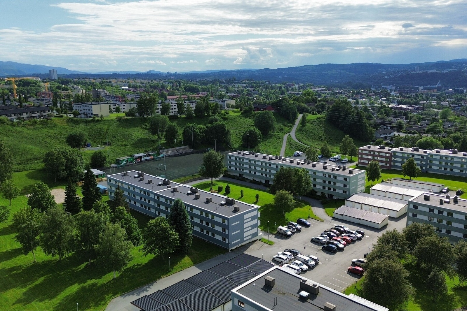 Fri parkering for 3 biler og inntil 3 gjesteplasser. Tilgang til elbillading og mulighet for leie av garasje- og motorvarmerplass. Galleribilde