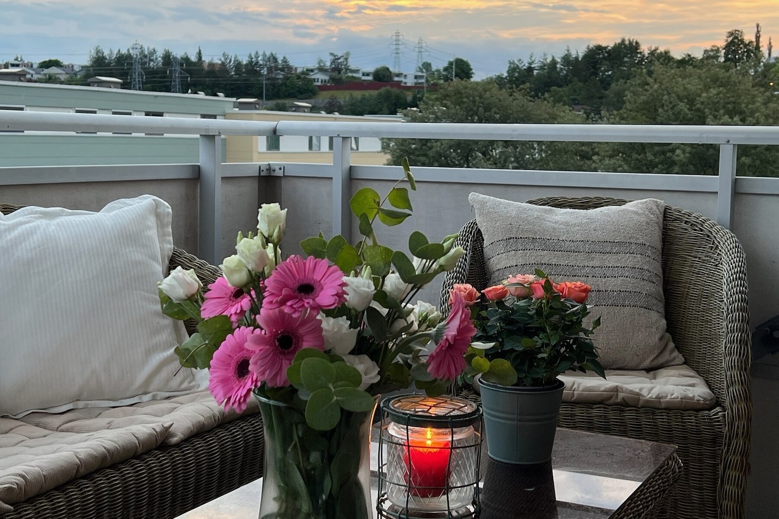 På kveldstid byr boligen på en nydelig utsikt og en lun atmosfære - et perfekt sted å nyte lange sommerdager og lyse sommerkvelder. Galleribilde