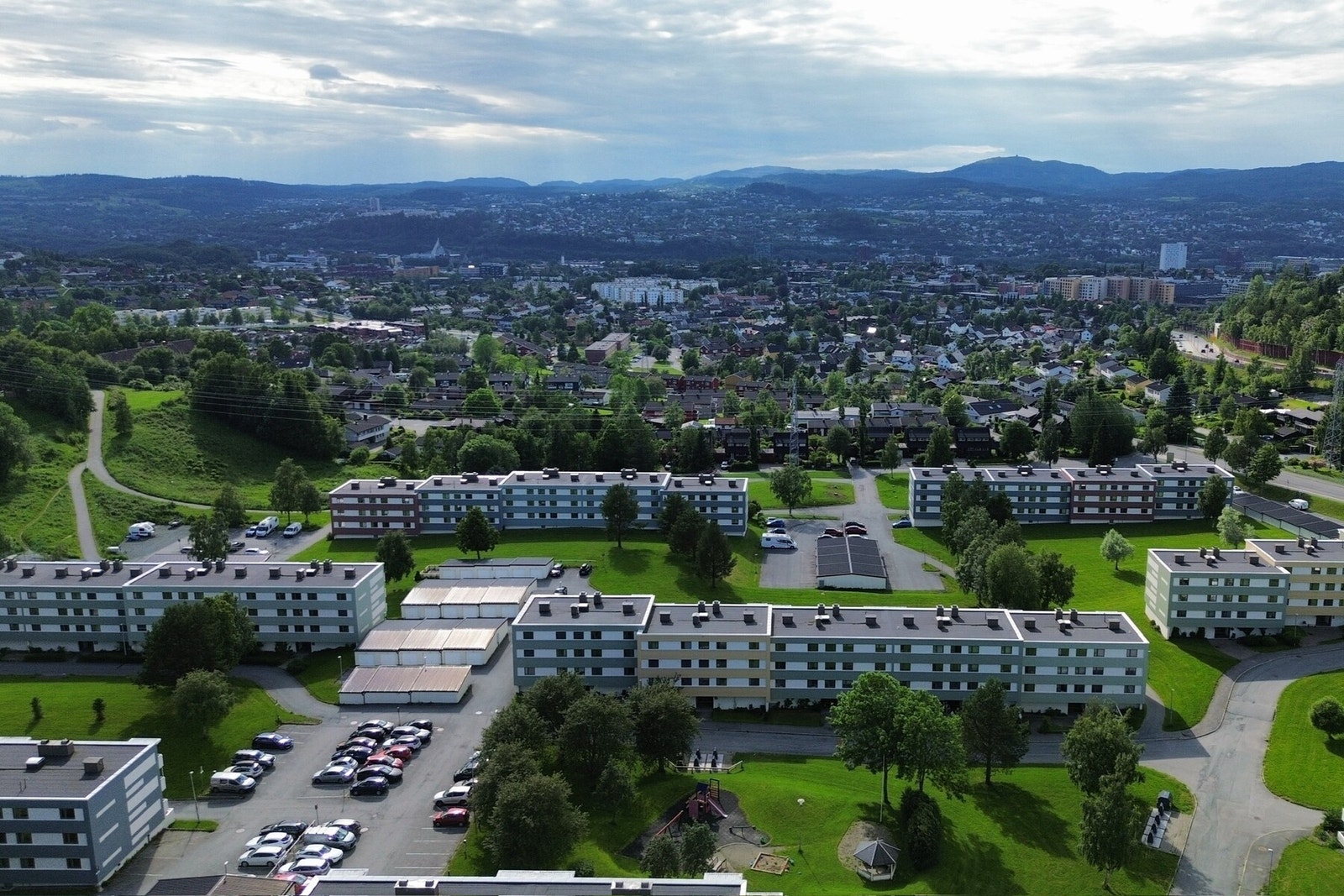 I nærområdet finner du skoler, barnehager, dagligvarebutikker, treningssentre og gode kollektivforbindelser med hyppige bussavganger til sentrum. Galleribilde