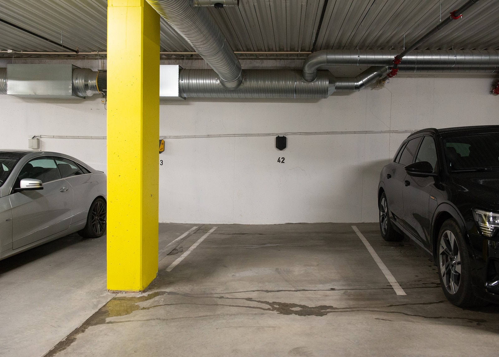 Det medfølger en fast parkeringsplass med uttak til el-bil lader i felles oppvarmet parkeringskjeller. Galleribilde