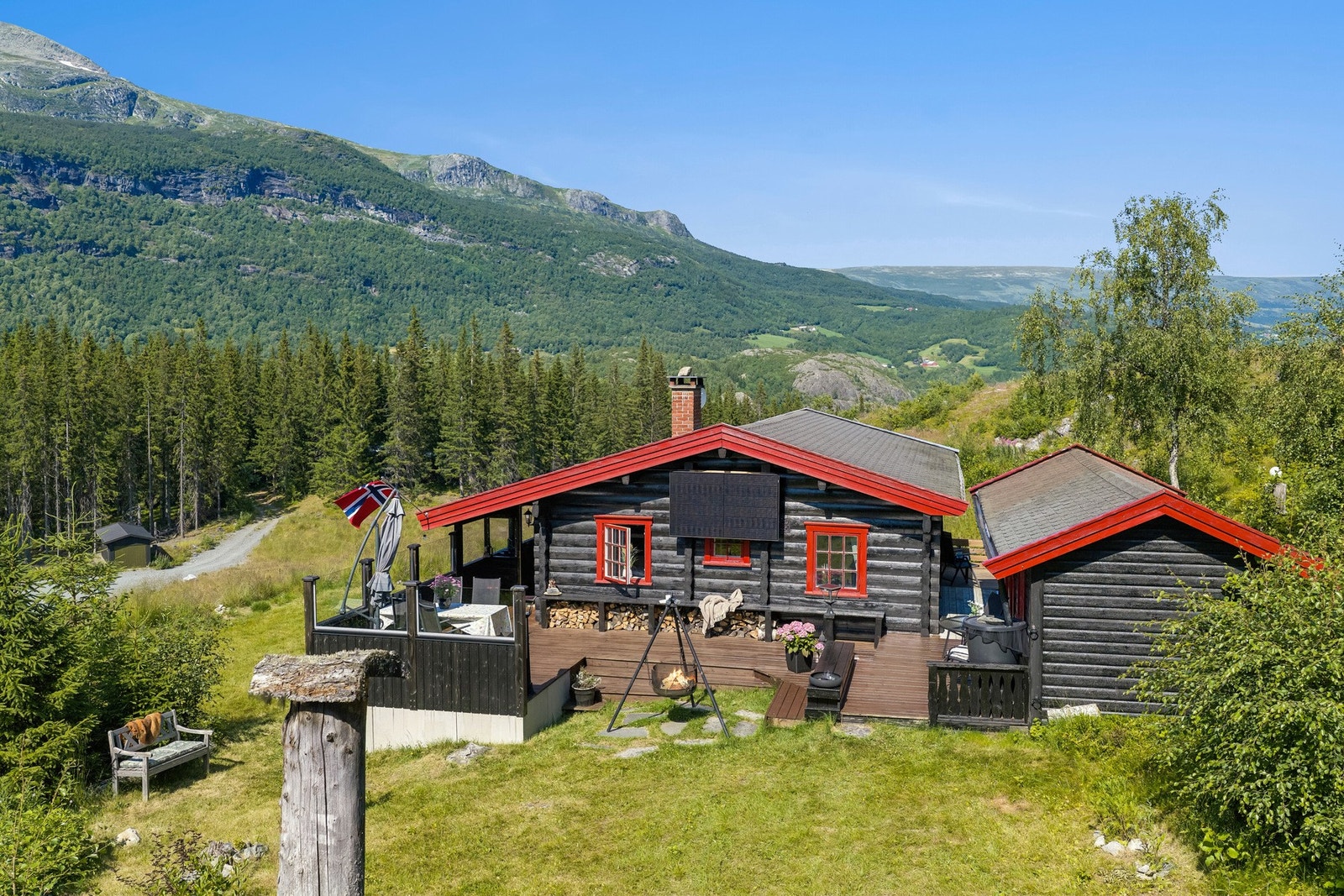 Eiendommen ligger blant majestetiske fjell... Galleribilde