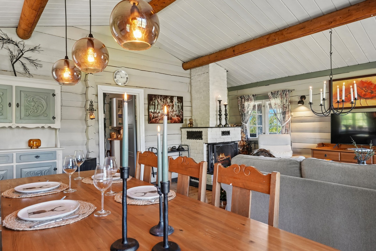 Plass til sofa- og spisegruppe i stuen. Galleribilde