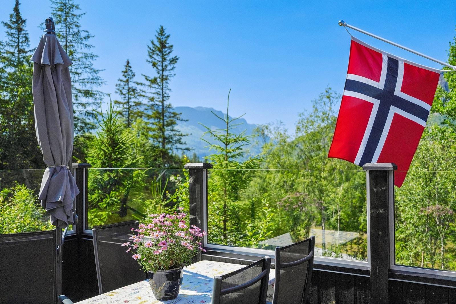 En hyggelig uteplass med god plass til måltider og avslapning i naturskjønne omgivelser. Galleribilde