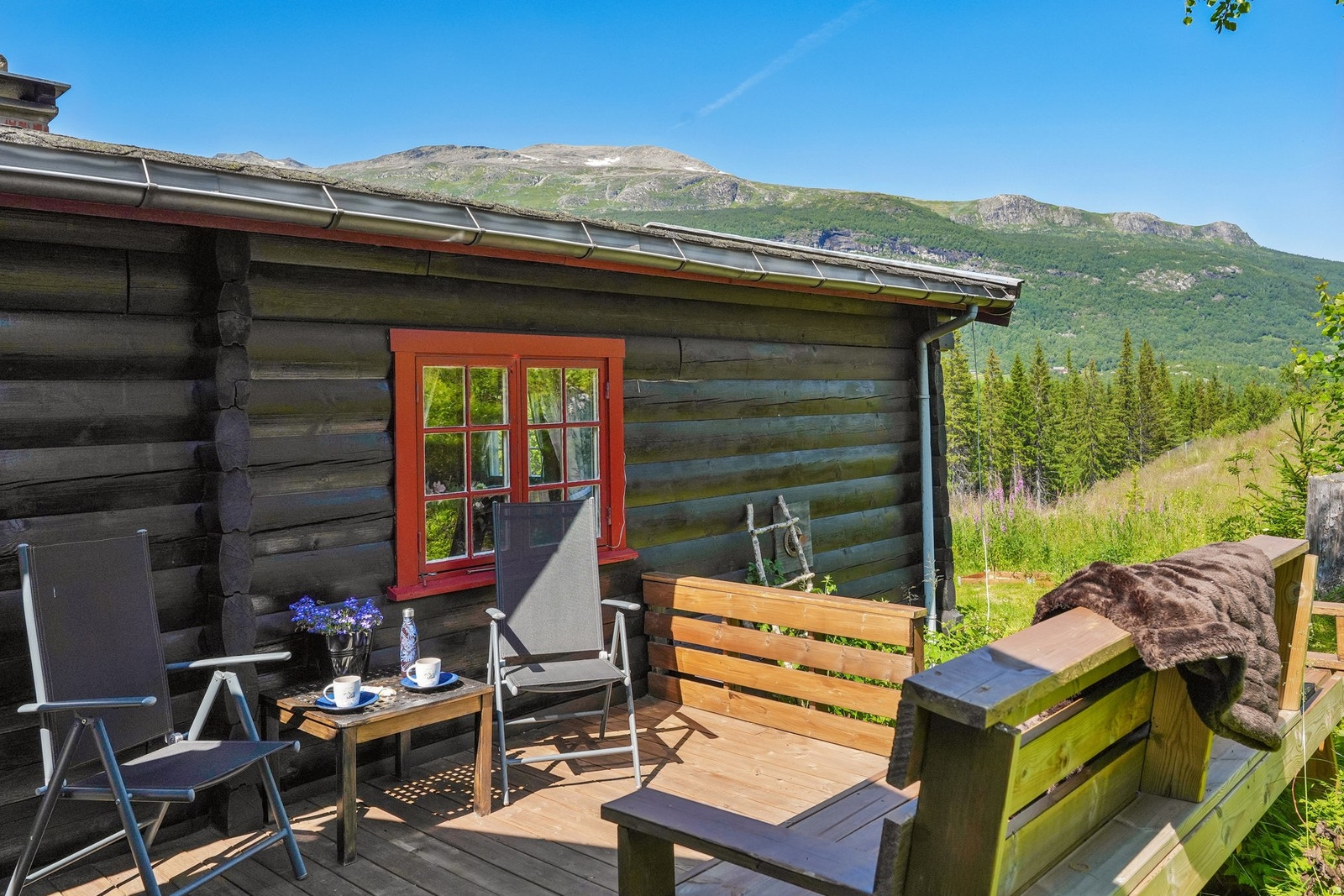 Start dagen med en god frokost og en kopp kaffe på terrassen, før du legger ut på en av de mange flotte turene området har å by på. Galleribilde