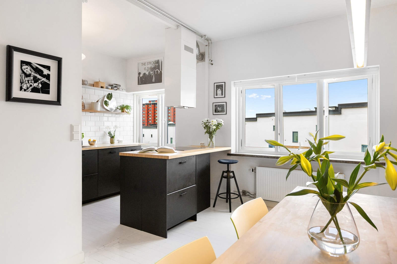 Fantastisk kjøkken fra 2019. Innredningen er romslig og luftig i en delikat sort utførelse. Galleribilde