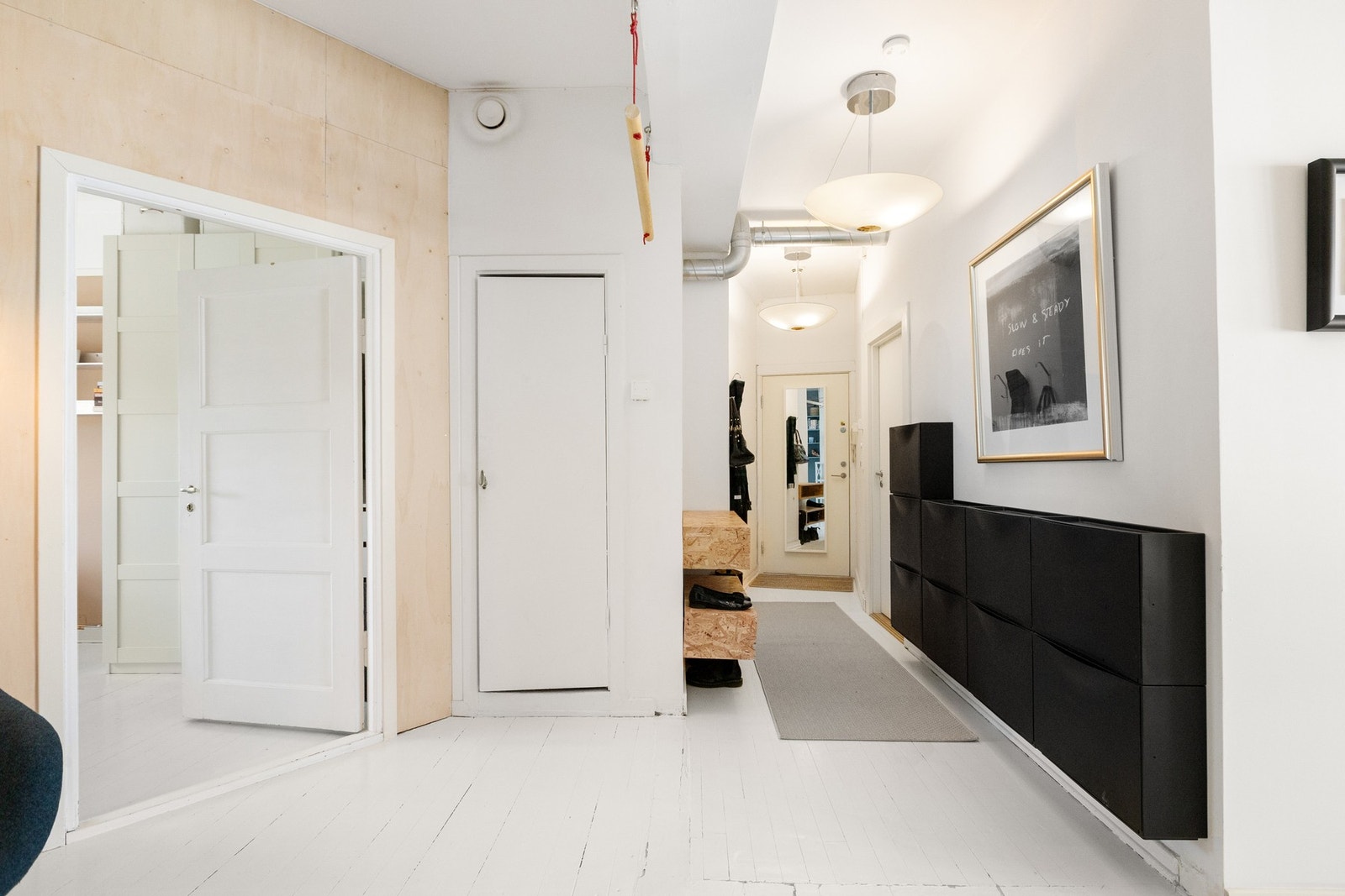 Entré/gang med god plass til oppheng av yttertøy og plassering av sko! Galleribilde