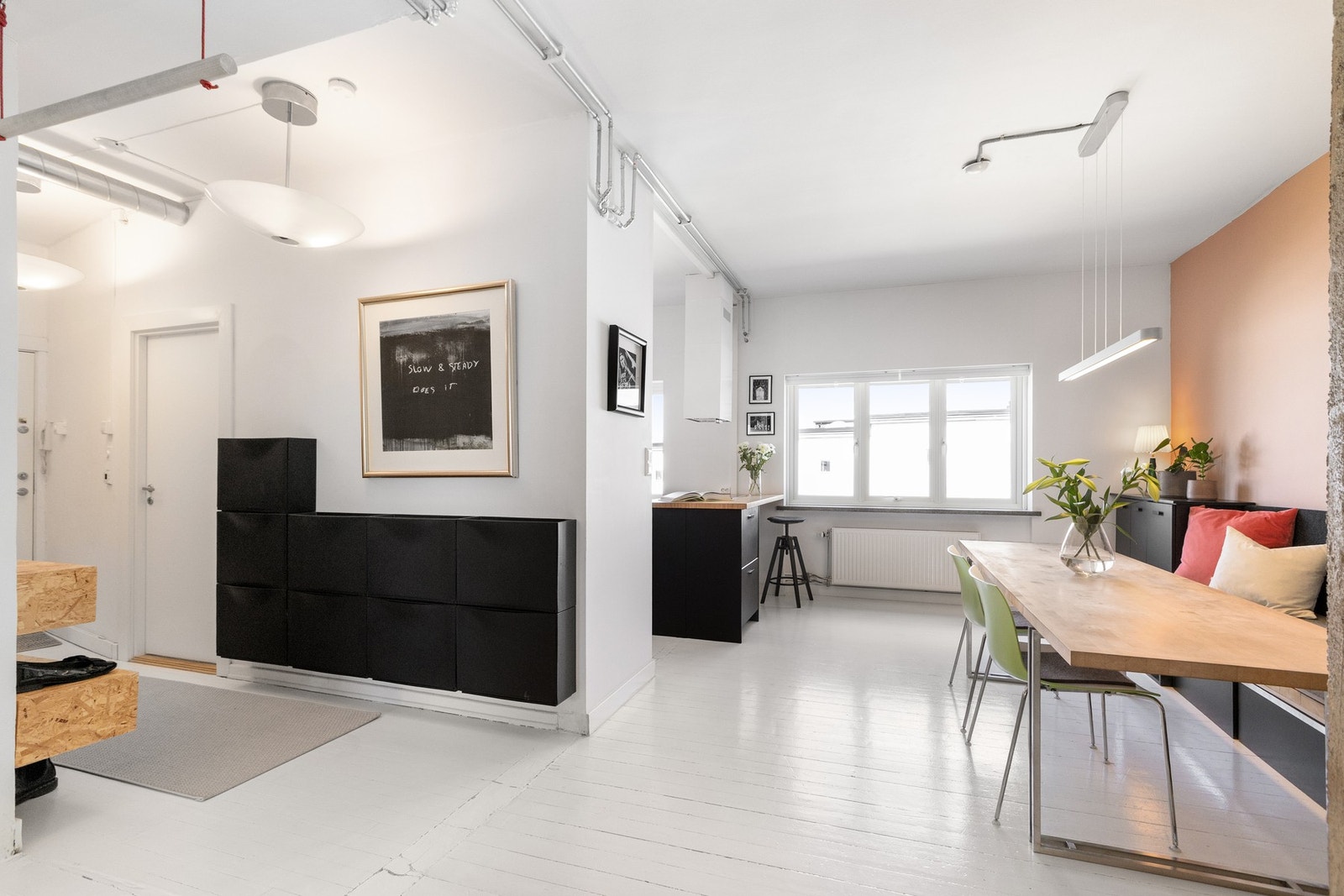 Stort oppholdsrom med plass til sofaseksjon, spisebord og annet. Galleribilde