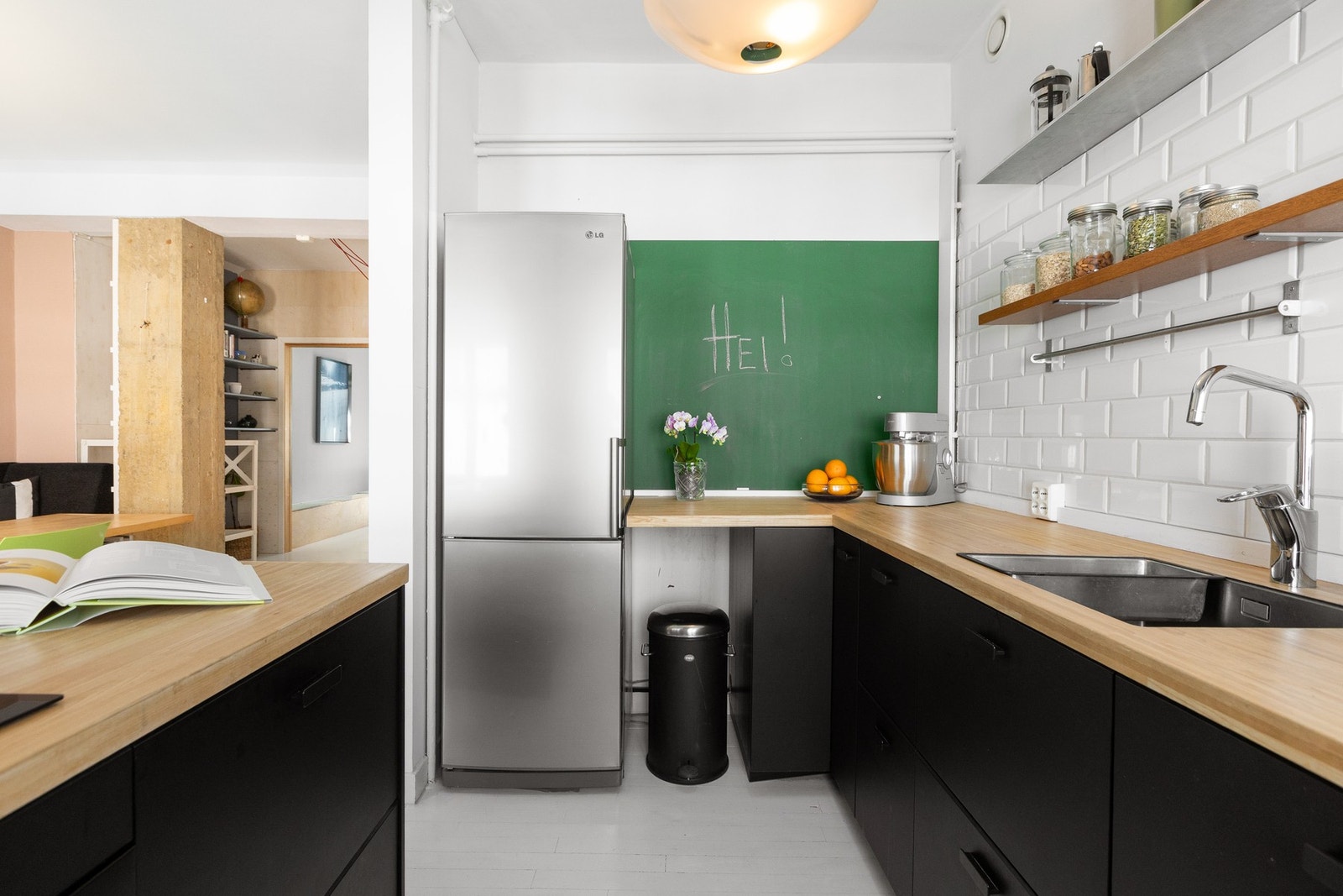 Innredningen er utstyrt med stekeovn, koketopp, kjøle-/fryseskap og oppvaskmaskin. Galleribilde