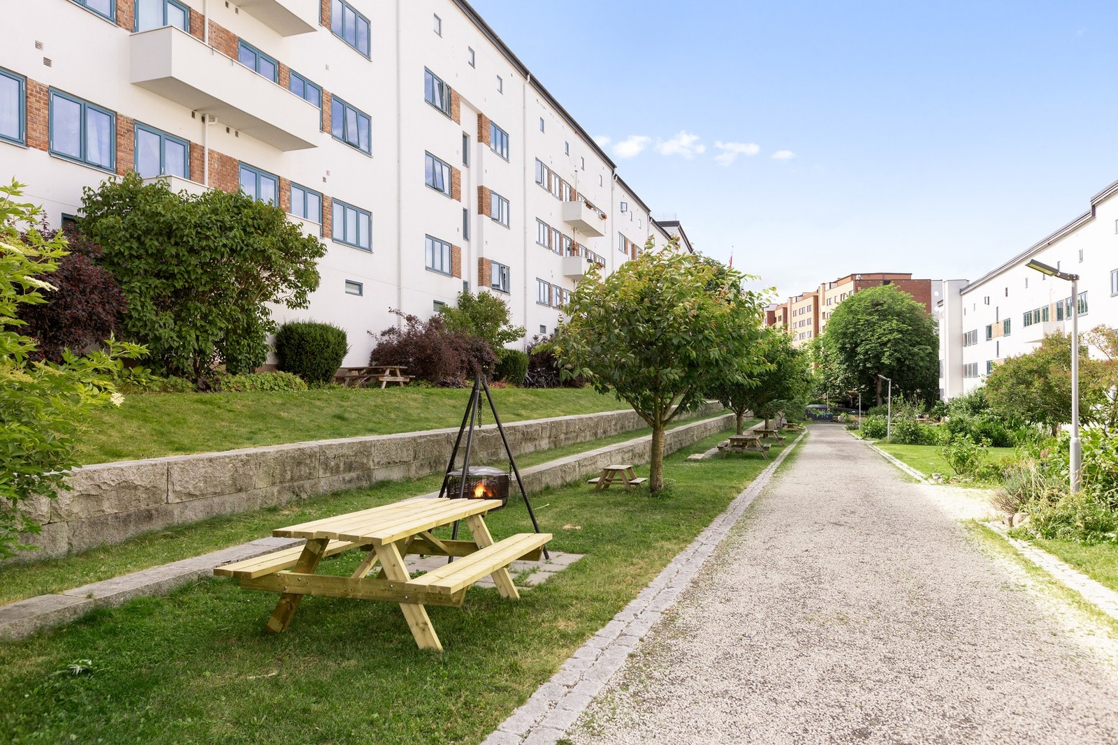 Flere sittegrupper og sandkasse med leker til de minste beboerne. Galleribilde