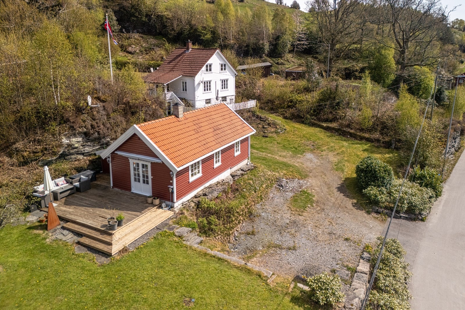 Eiendommen består av en sjarmerende enebolig fra 1950 og et moderne anneks fra 2011. Galleribilde