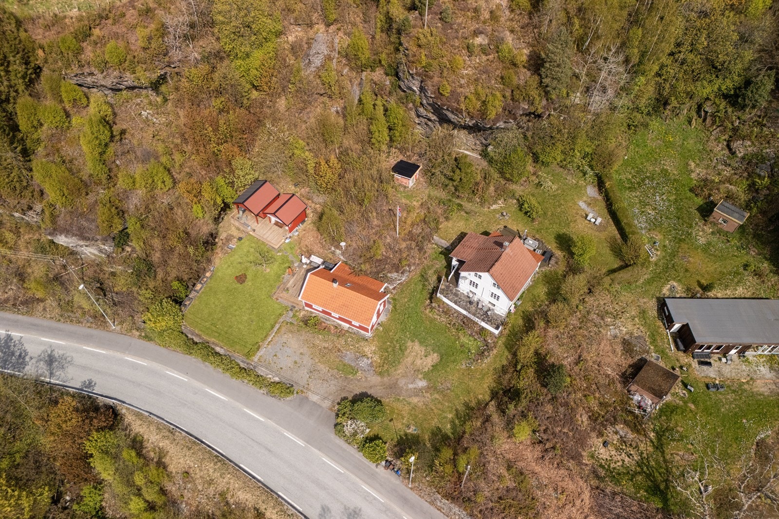 Eiendommen ligger langs Nedstrandsvegen, med enkel adkomst. Galleribilde