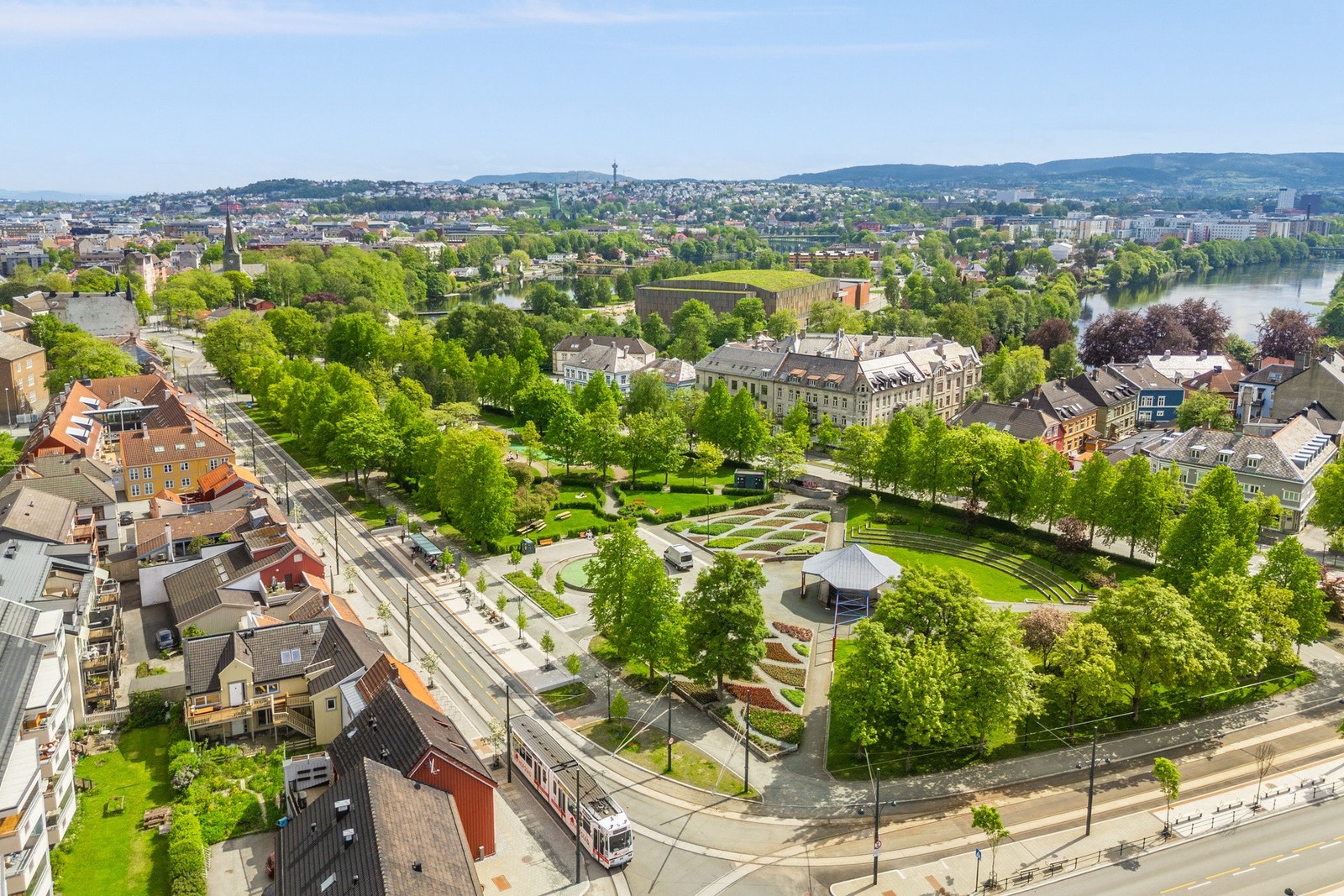 Dette er den perfekte boligen for den som ønsker nærhet til byens store studie- og arbeidssteder, kombinert med rolige rammer i hverdagen. Galleribilde