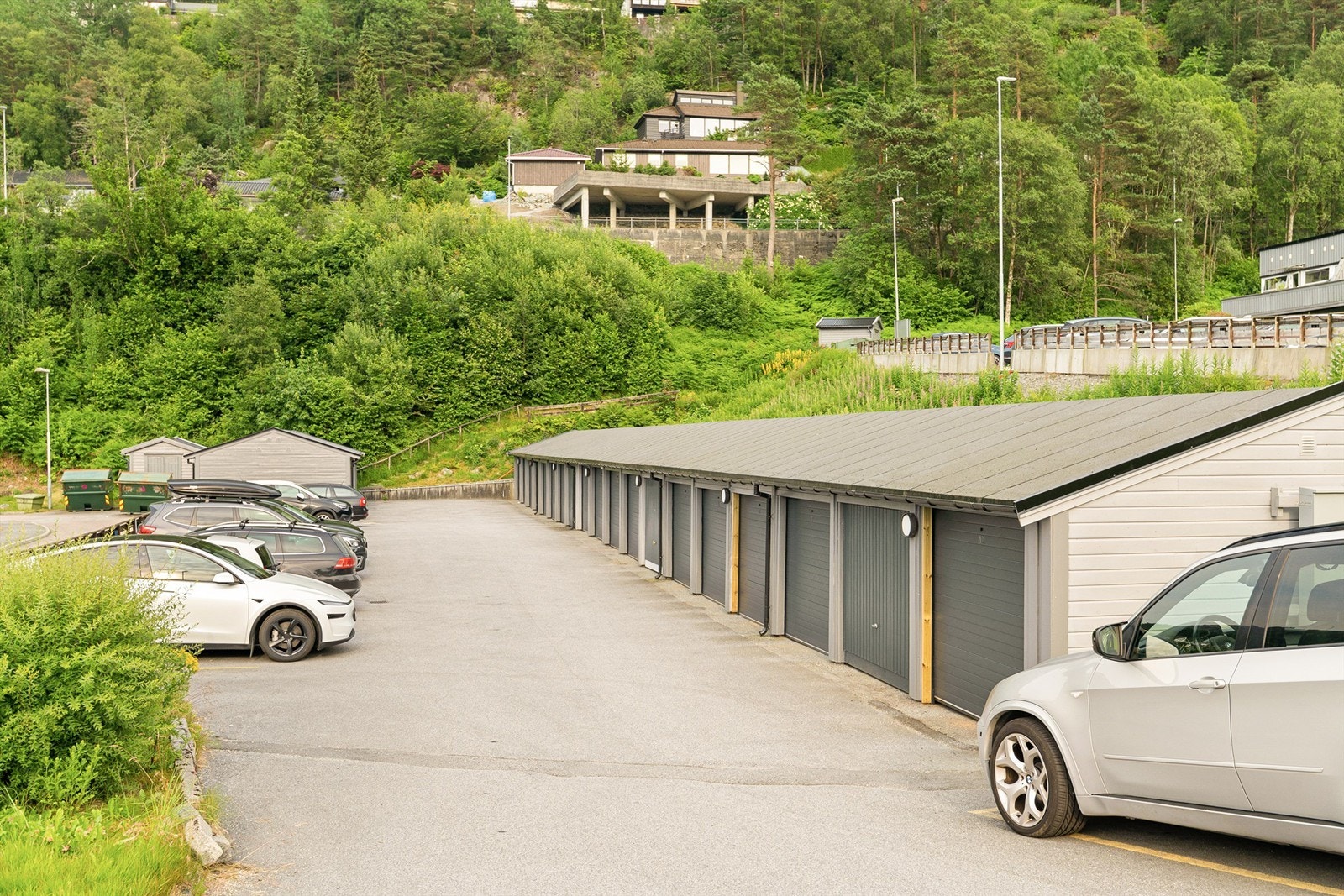 - Tilhørende garasje i rekke med lader til elbil - Galleribilde