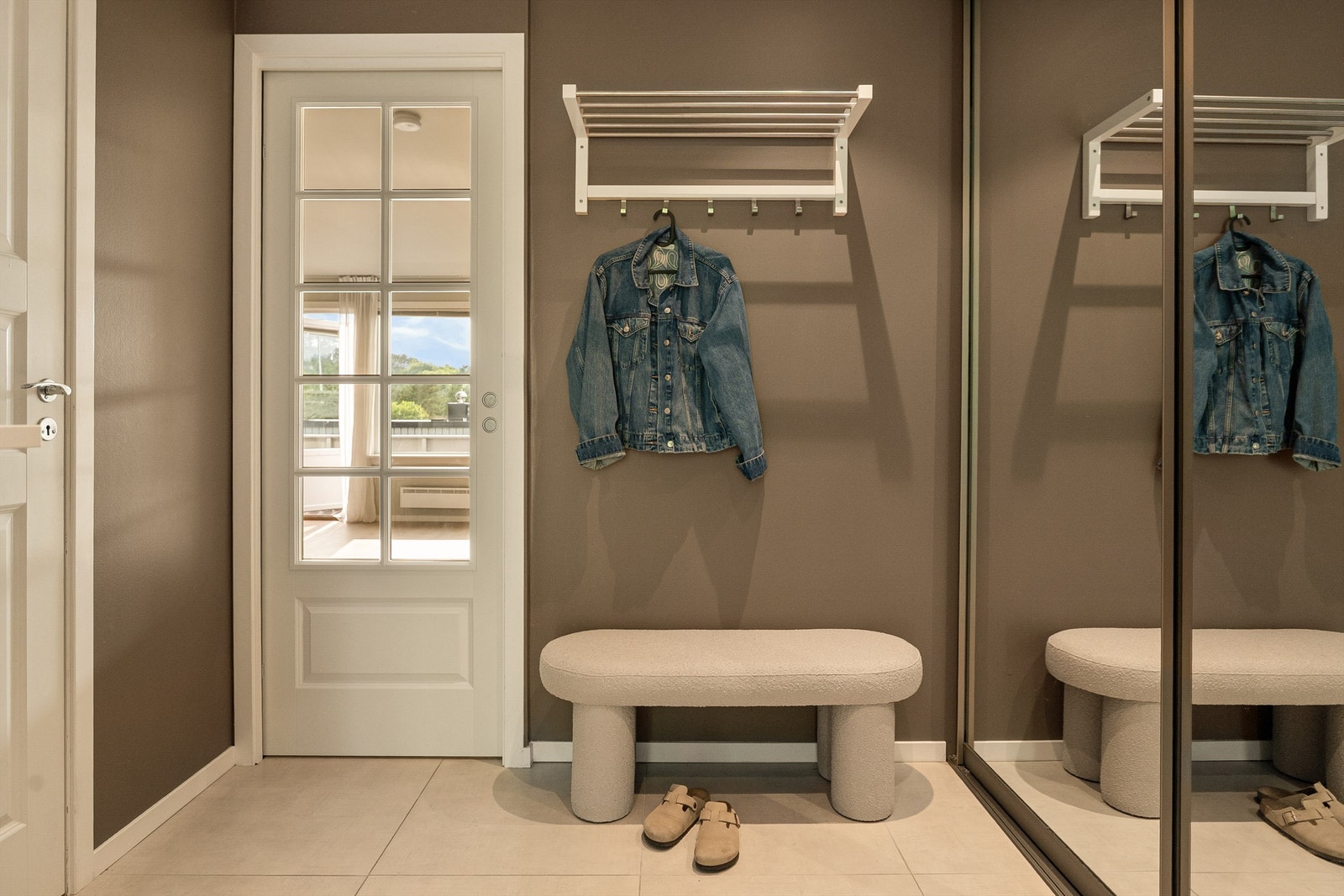 - God oppbevaringsplass i skyvedørsgarderobe - Galleribilde