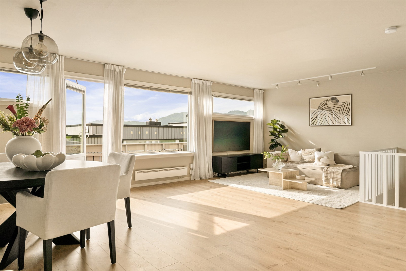 - Stuen er meget romslig med store vindusflater som slipper inn mye naturlig lys - Galleribilde