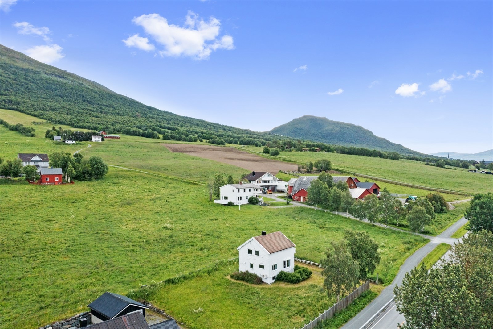Landlig eiendom beliggende en kort kjøretur fra Oppdal sentrum. Foto Eidsmo/Bjørnli. Galleribilde