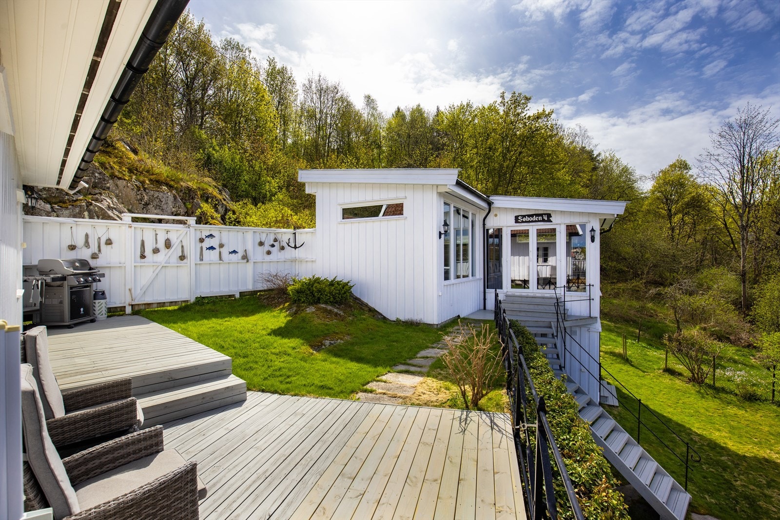 I hagen er det dør ut gjennom levegg, terrasse, adkomst til veranda og videre til anneks og brygge Galleribilde