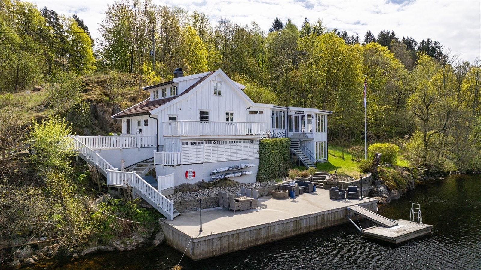 Even Guttormsen har gleden av presentere Bomsholmen 10 - flott enebolig med strandlinje - bryggeanlegg - god standard og frittstående anneks med mange bruksmuligheter Galleribilde