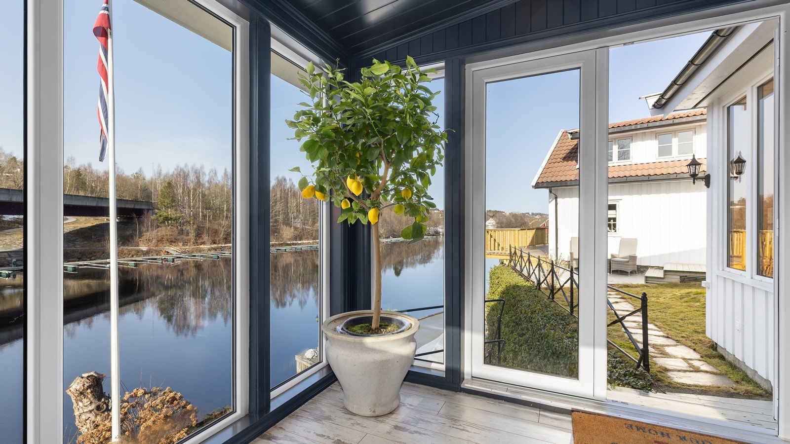 Fra annekset ser man utover elven Galleribilde