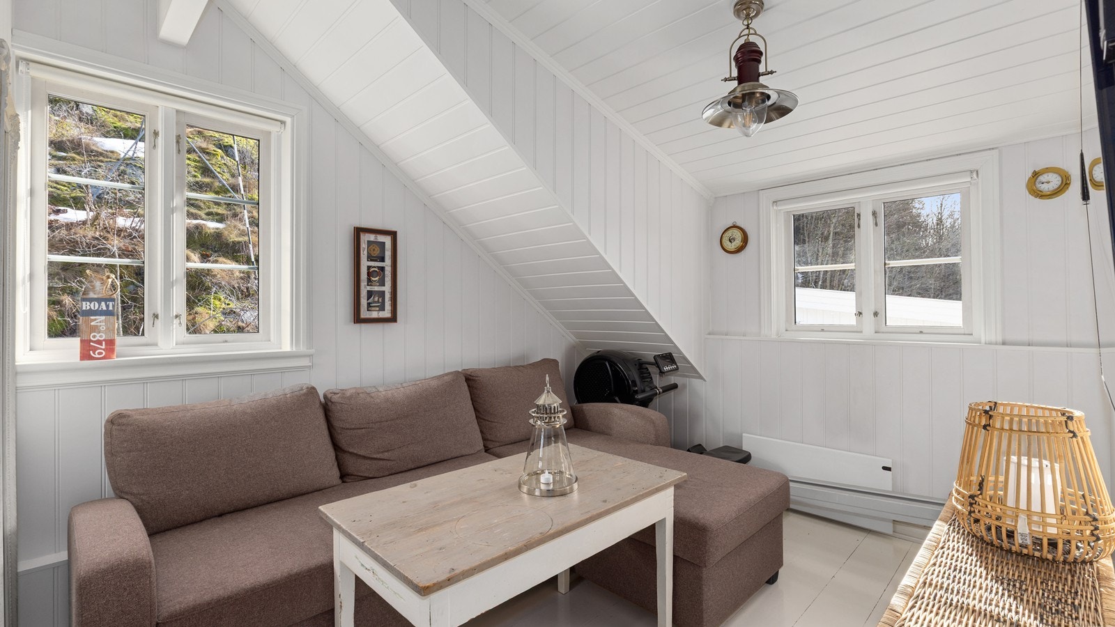 Lofstuen har plass til sofa, bord og tv med tilhørende møblement Galleribilde