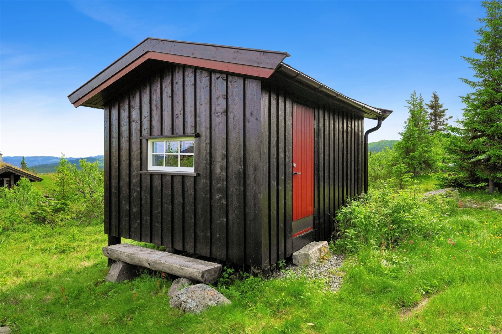Frittstående uthus fra 2013 på ca. 10 kvm, ideelt for lagring av ved og utstyr. Galleribilde