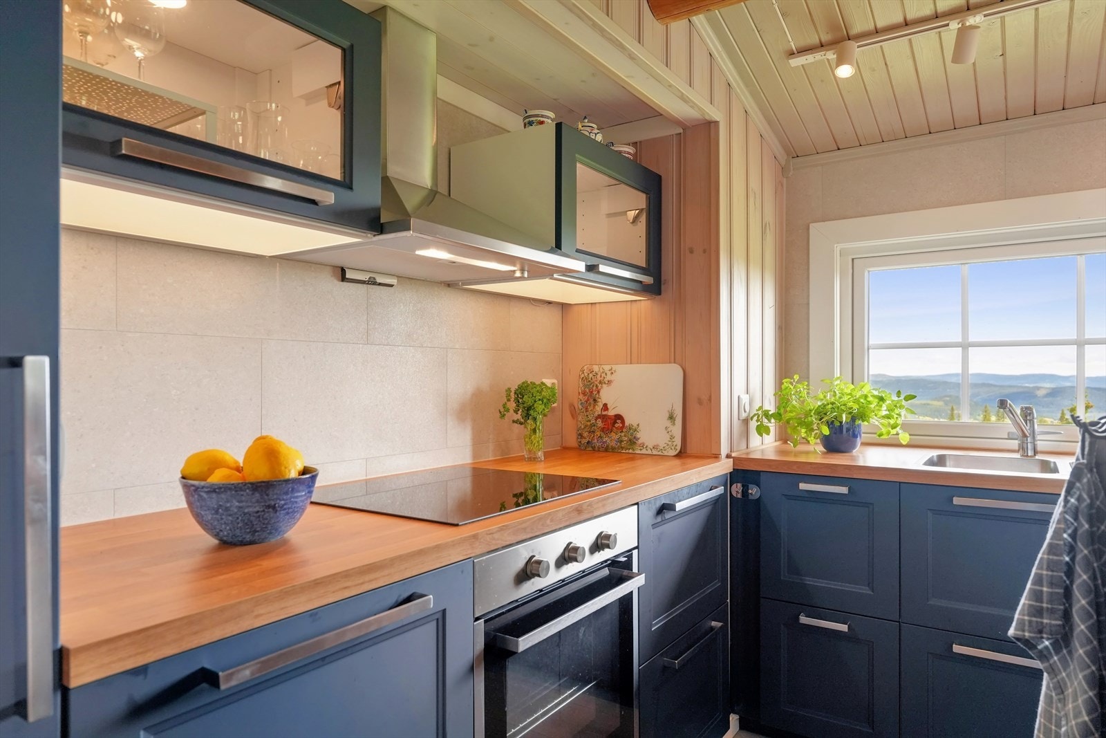 To av overskapene har glassfronter med integrert belysning som gir et elegant uttrykk. Galleribilde