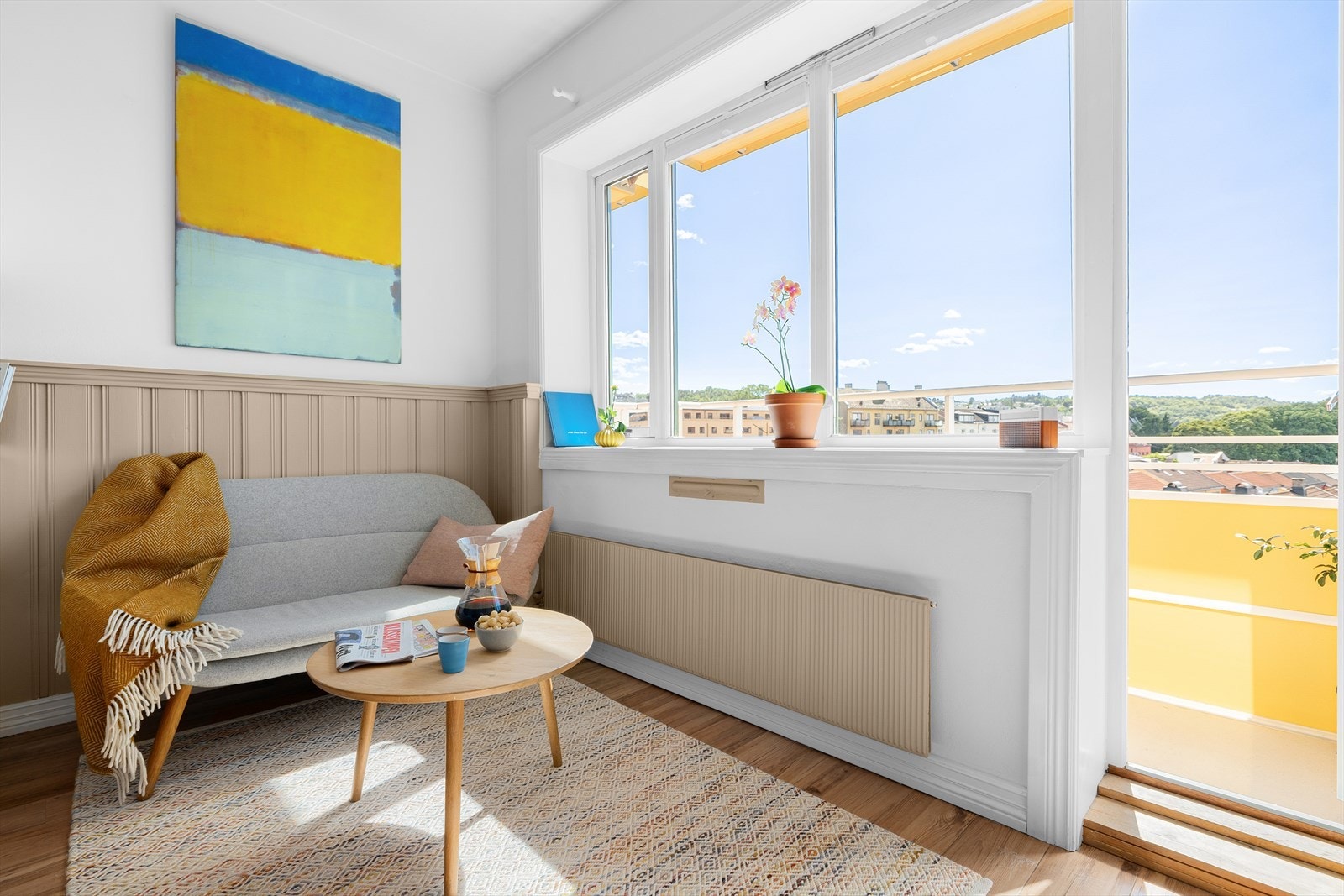 Oppvarming via radiatorer tilknyttet felles varmesentral. Galleribilde