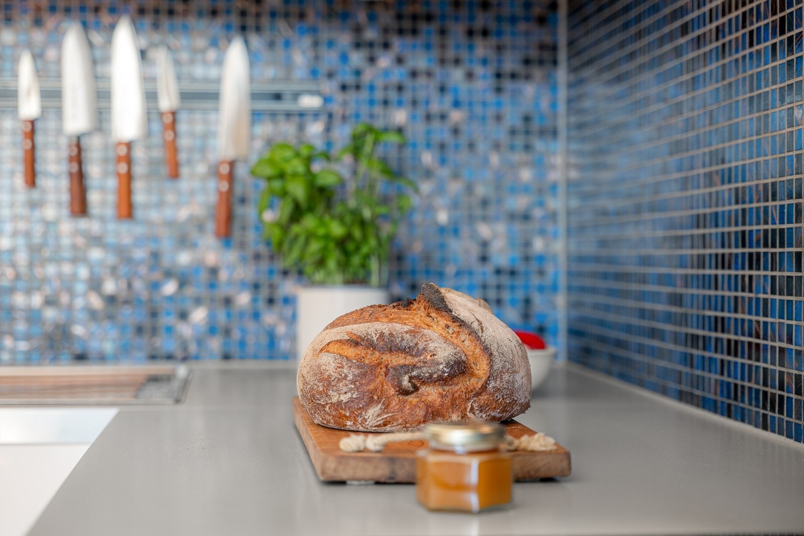 Dekorative mosaikkfliser over en benkeplate med laminert overflate. Galleribilde