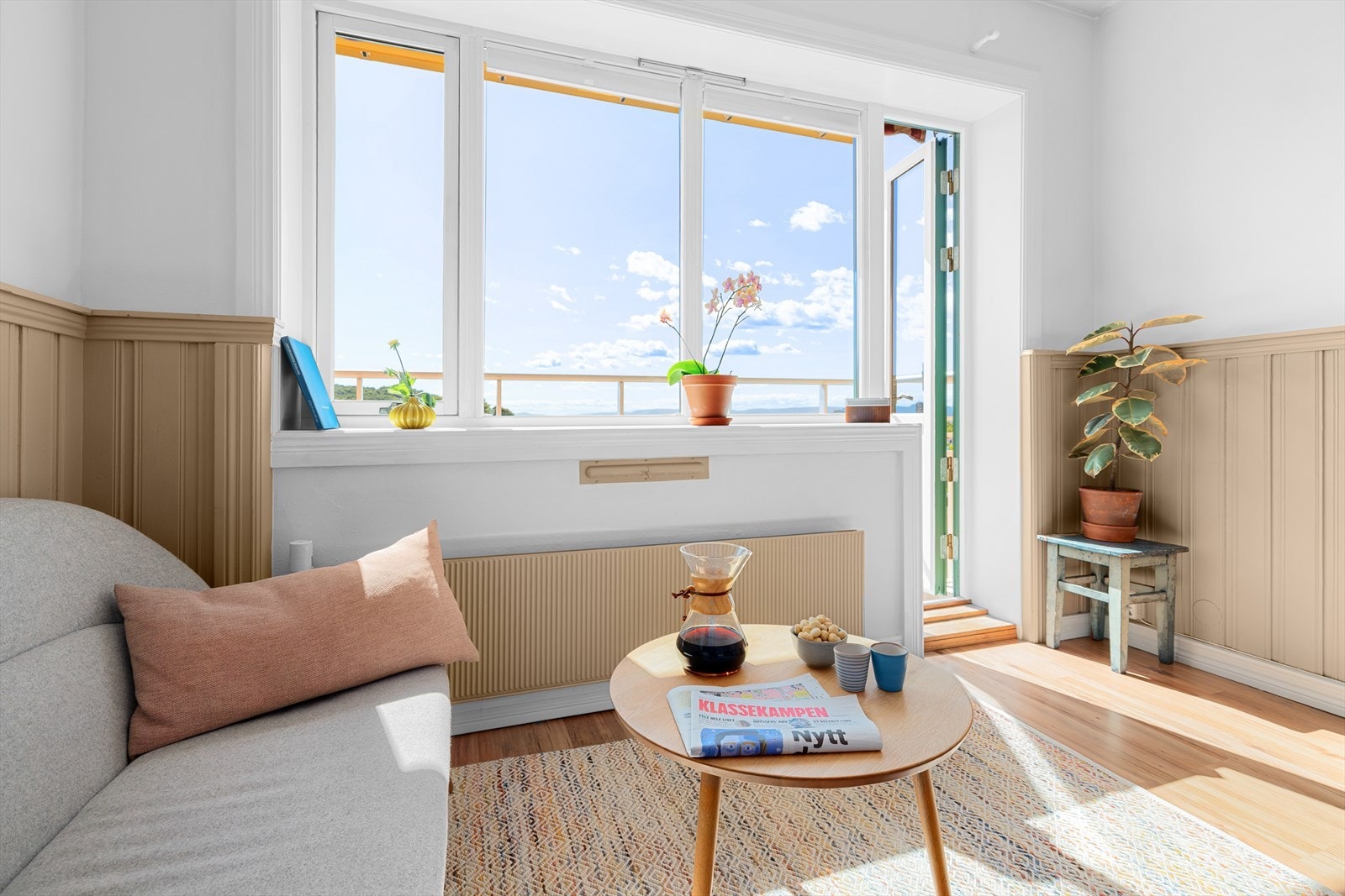Herlig lysinnslipp fra store vinduer Galleribilde