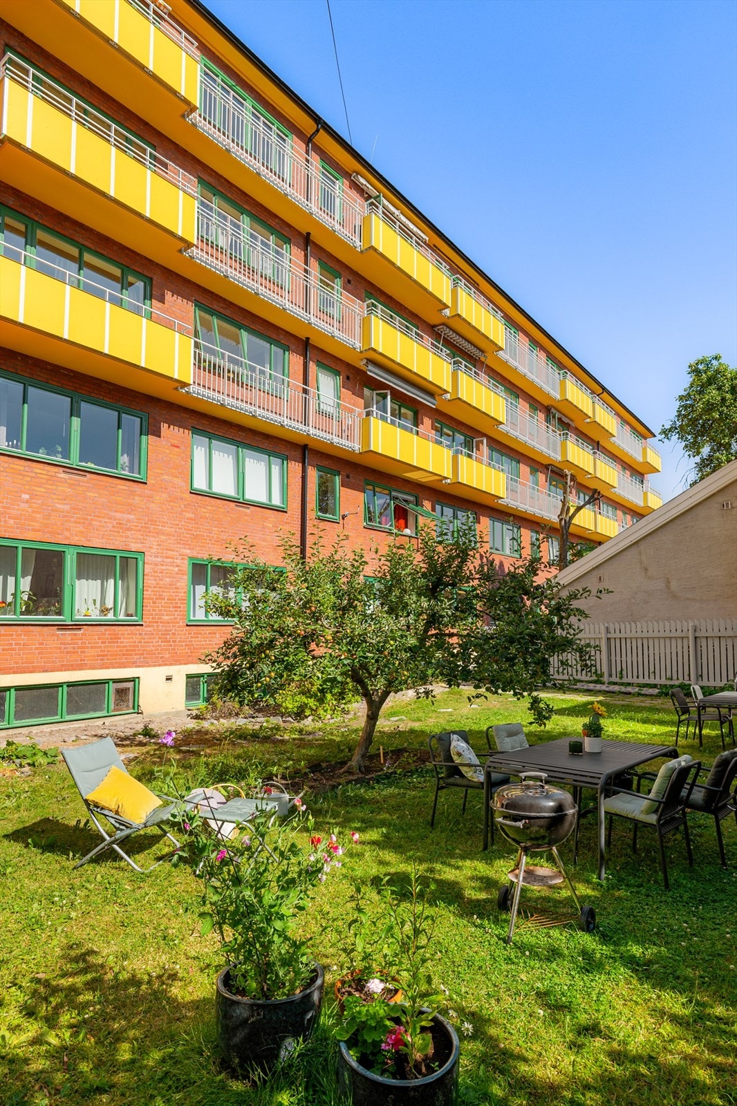 Fellesområdet er opparbeidet med sittegrupper og grillmuligheter. Galleribilde