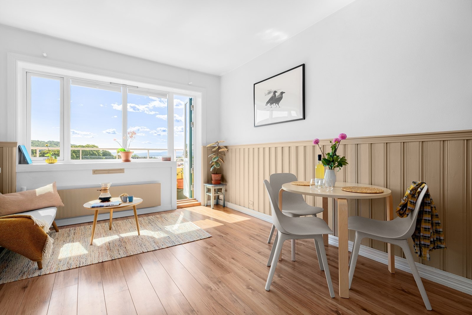 Stuen har plass til både sofagruppe og spisebord. Galleribilde
