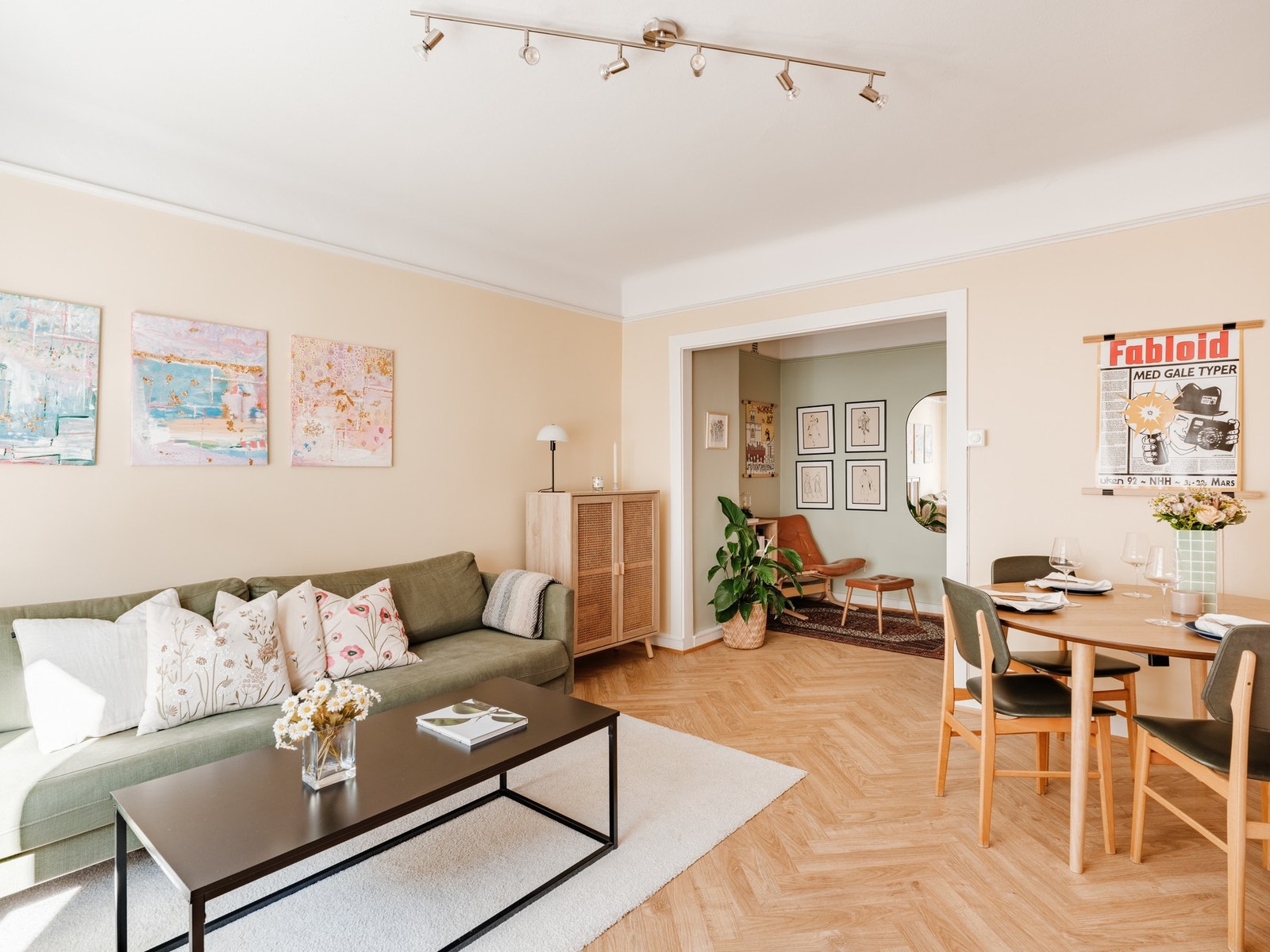 Boligen har en gjennomgående planløsning med klassiske detaljer. Takhøyden ble i stue målt til ca. 2,60 m. Galleribilde