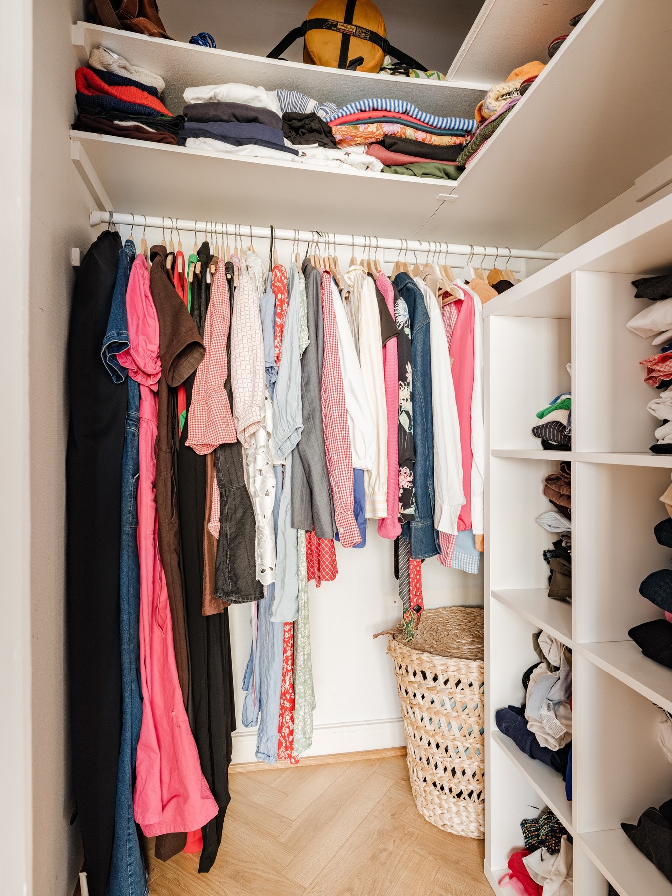 Fra soverommet har du tilgang til en romslig walk-in-closet. Galleribilde