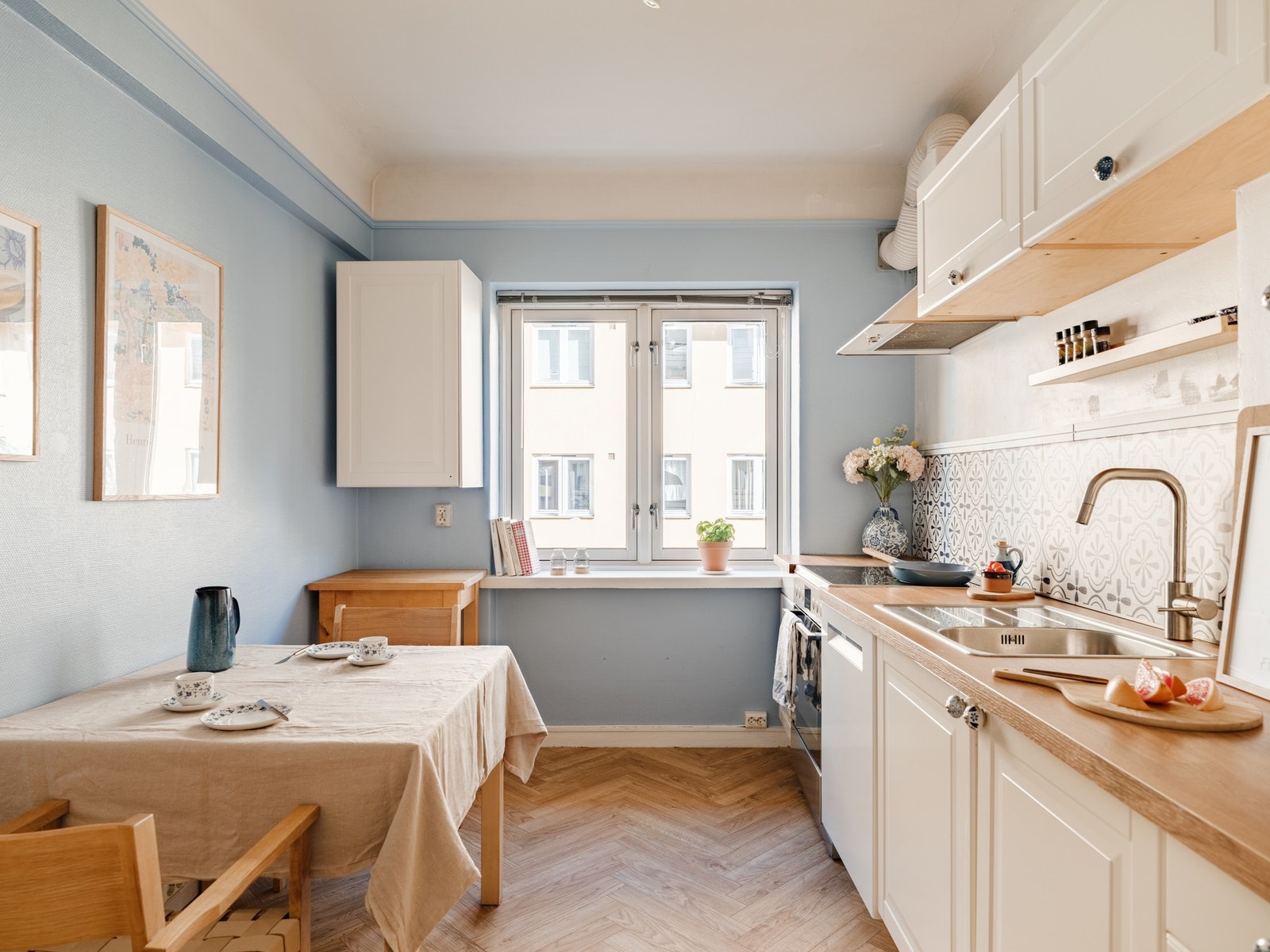 Her kommer deilig morgensol inn som kan nytes med en hyggelig frokost. Galleribilde