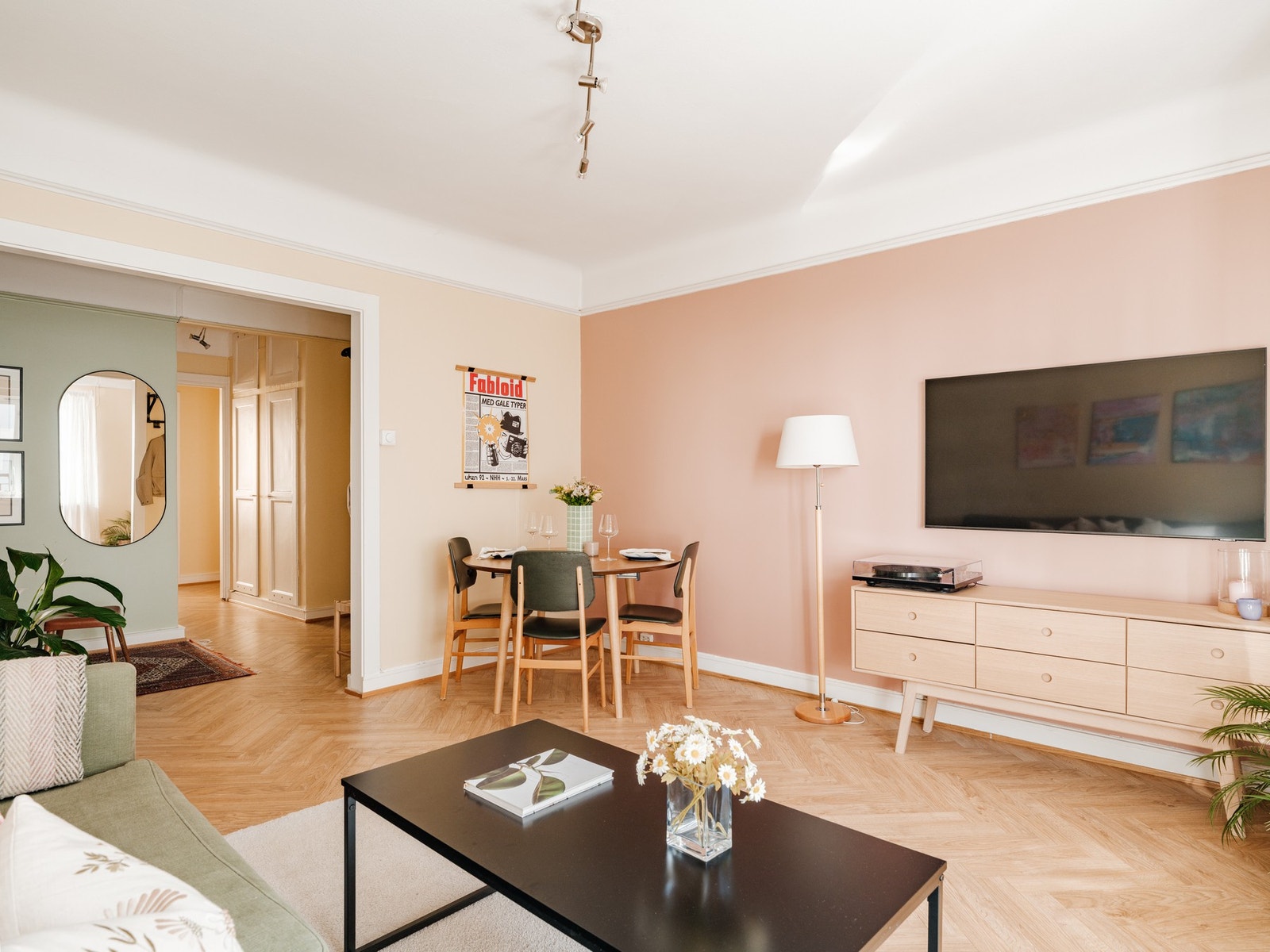 Stuen er av god størrelse med plass til møblering av sofa- og spisegruppe. Galleribilde
