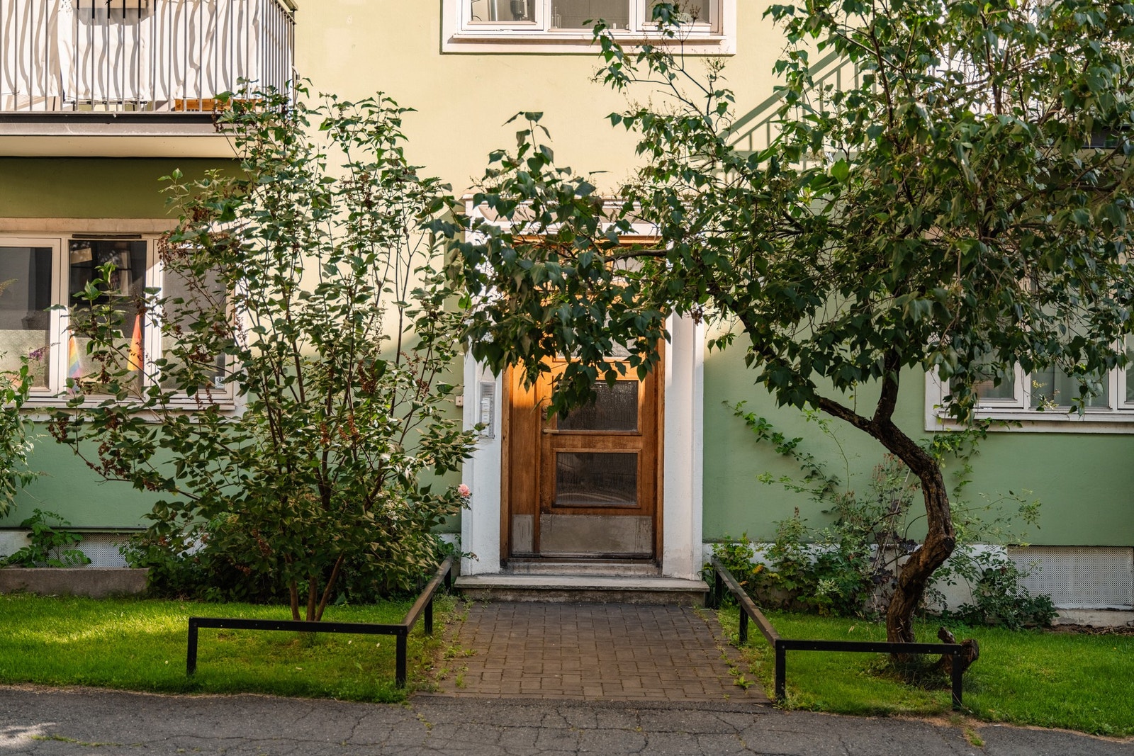 Et hyggelig inngangsparti med frodig forhage. Galleribilde