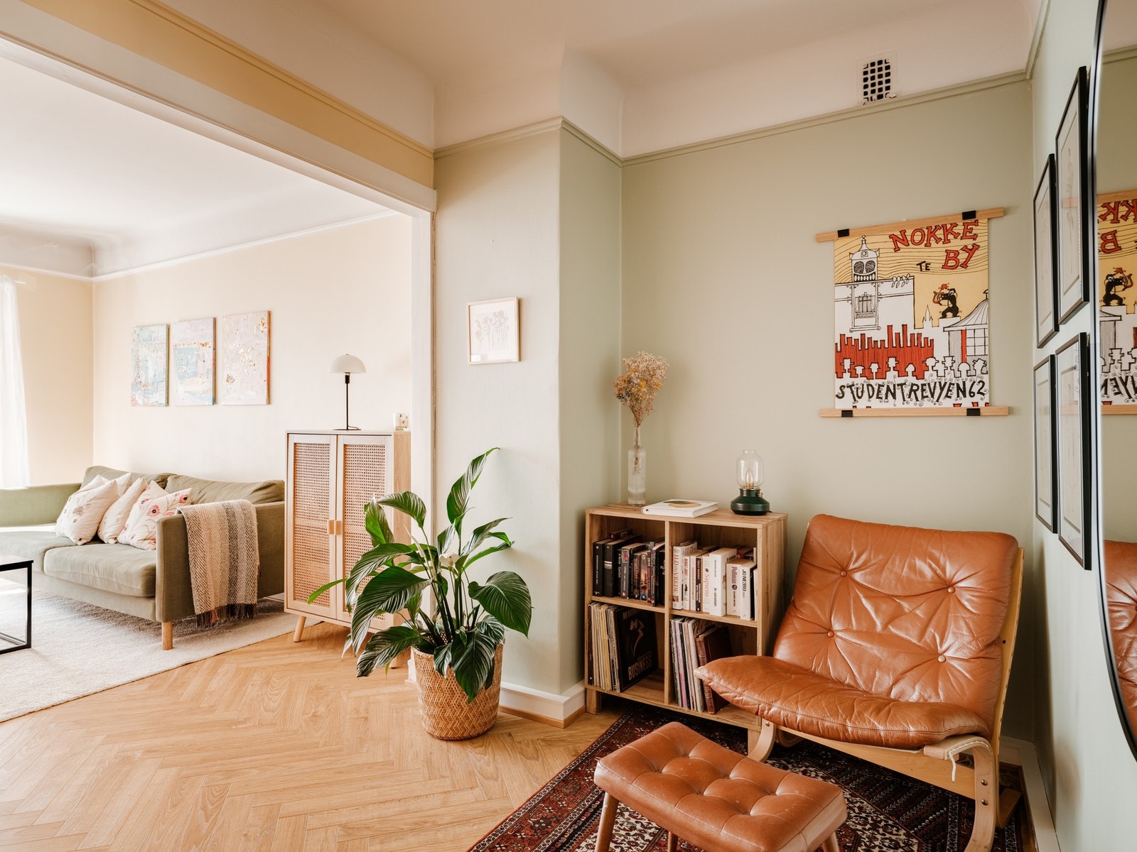 Gangen er i dag innredet som en mellomgang/stue med hyggelig lesekrok. Galleribilde